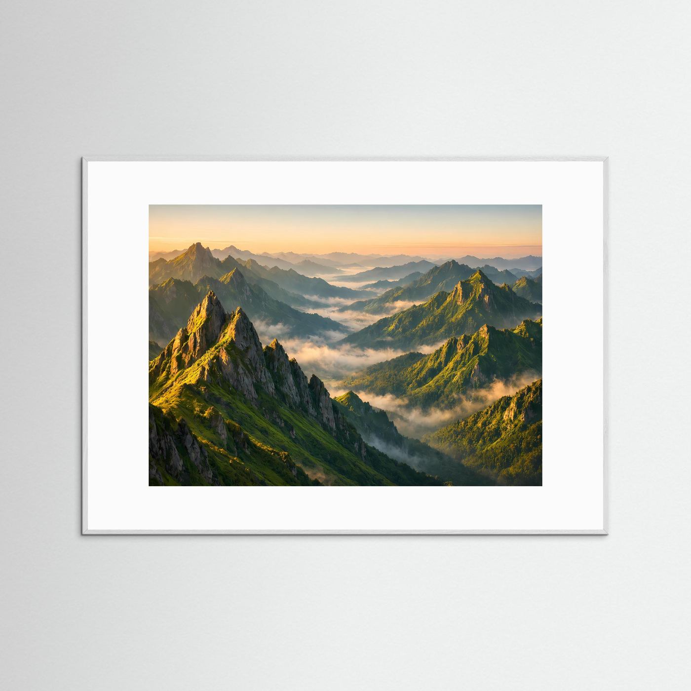 Querformat-Panorama-Poster mit weißem Rahmen, weißem Passepartout, Sonnenaufgang über Berge.