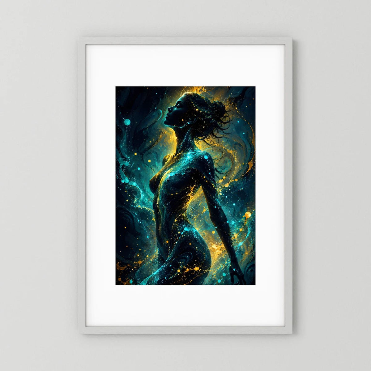 Hochformatiges Wandbild mit abstrakter Frauensilhouette in Türkis und Gold, im Rahmen