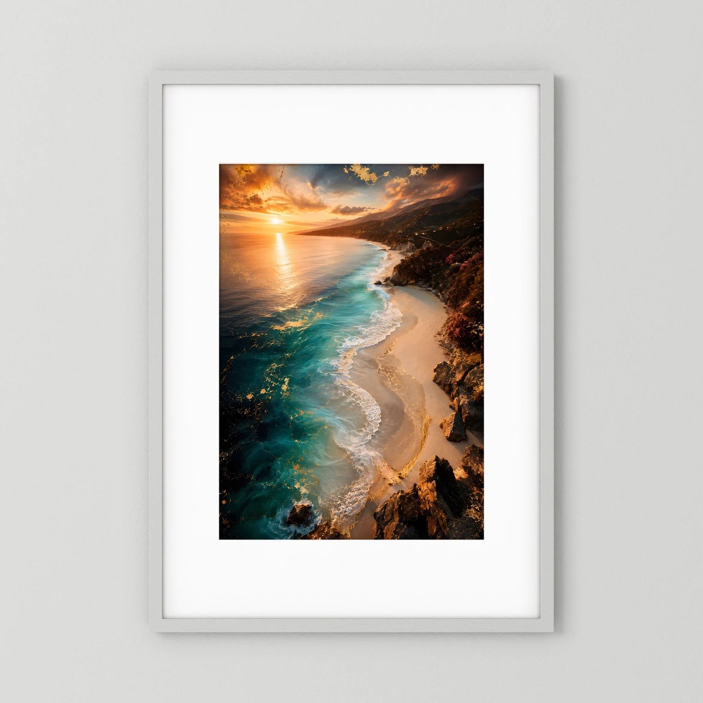 Hochformatiges Landschaftsposter mit hellem Rahmen: Strand, türkisfarbenes Meer und Sonnenuntergang