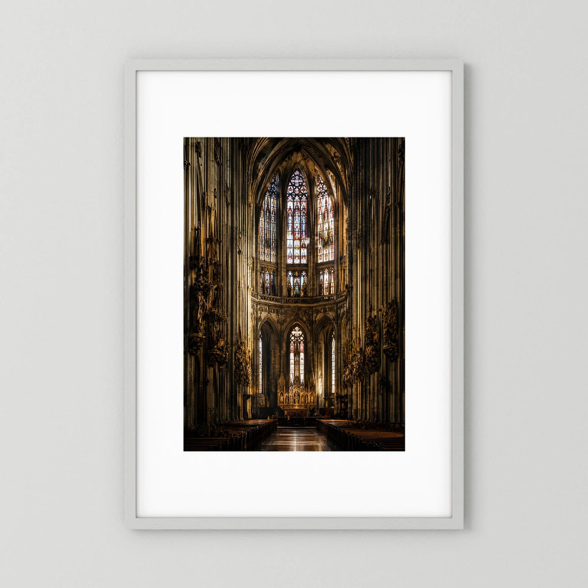 Hochformatiges Kirchenkunstposter mit gotischem Innenraum und Buntglasfenster