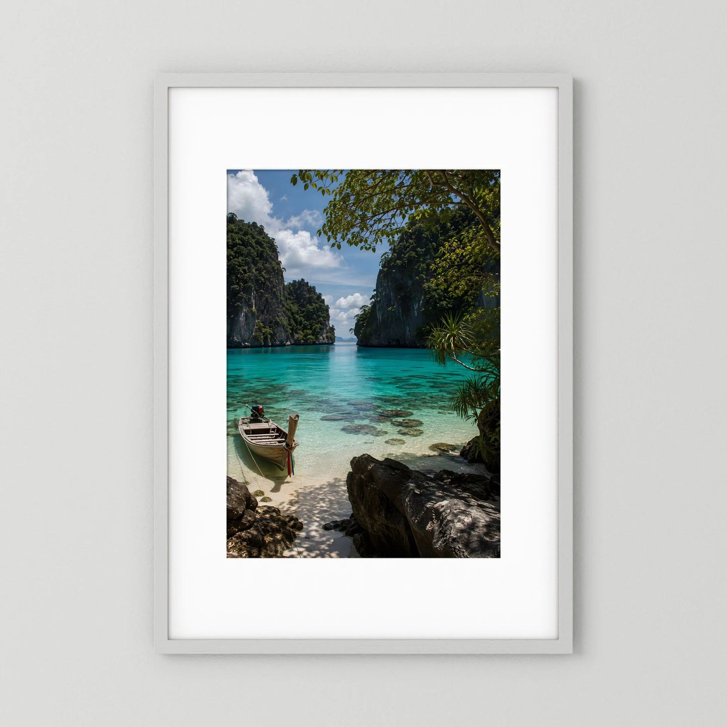 Hochformatiges Landschaftsposter: türkisblauer Strand mit Longtail-Boot und Felsen