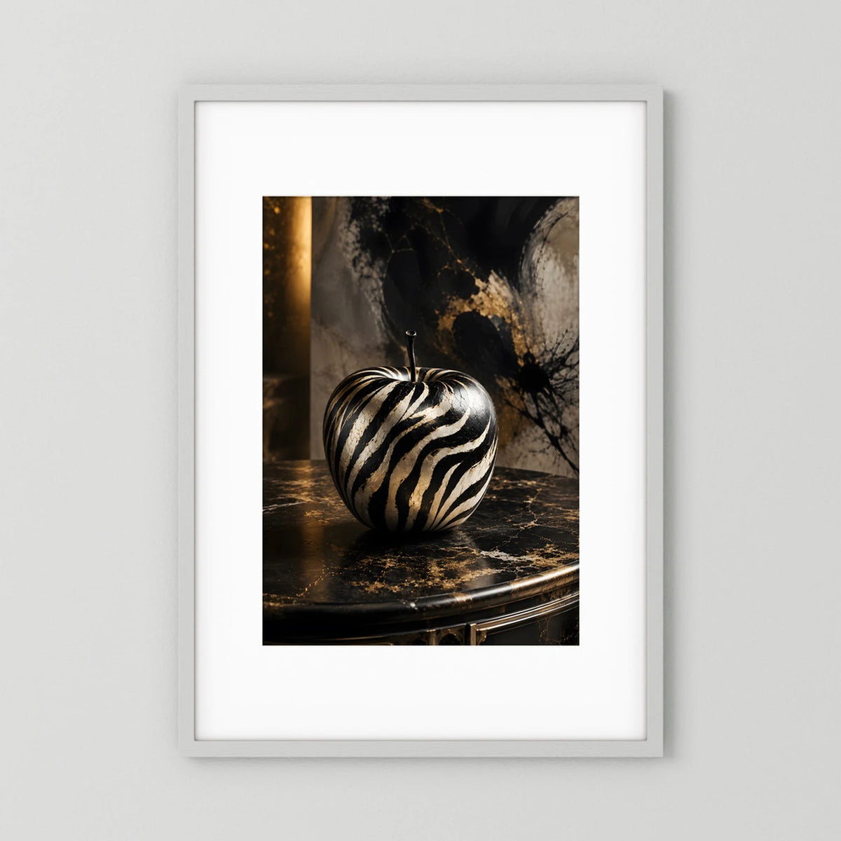 Gerahmtes Kunstposter mit zebra-streifigem Apfel und dunklen Goldakzenten