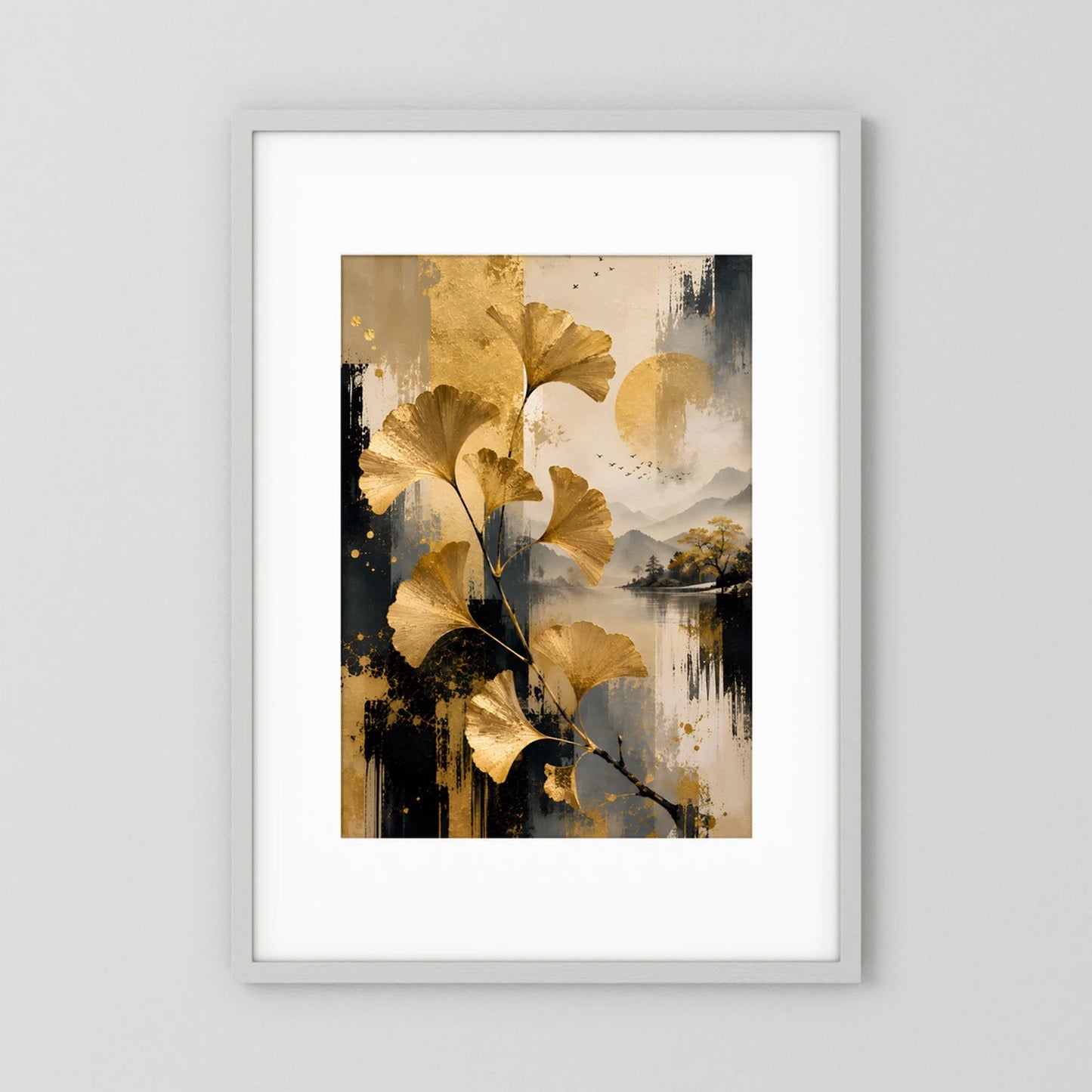 Kunstposter im Hochformat mit abstrakten Ginkgo-Blättern in Gold, Beige und Schwarz