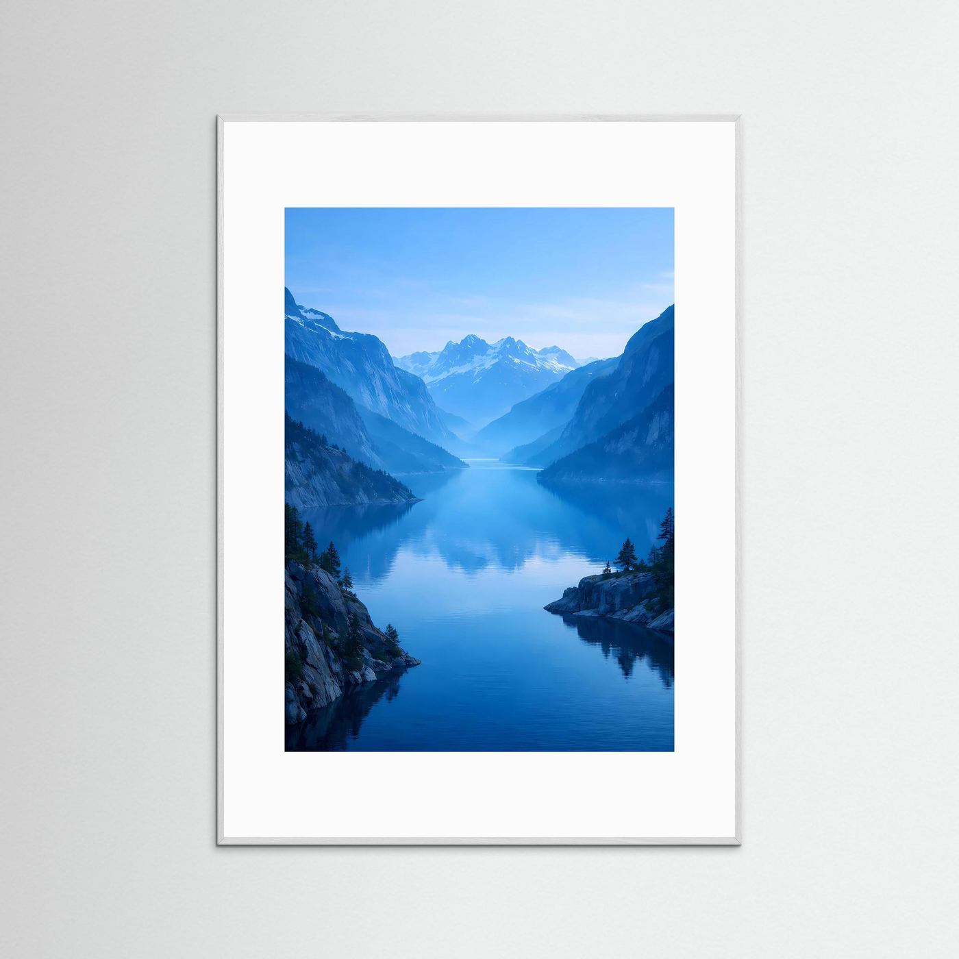 Natur-Poster im Hochformat mit Fjord-Landschaft, weißer Rahmenumrandung