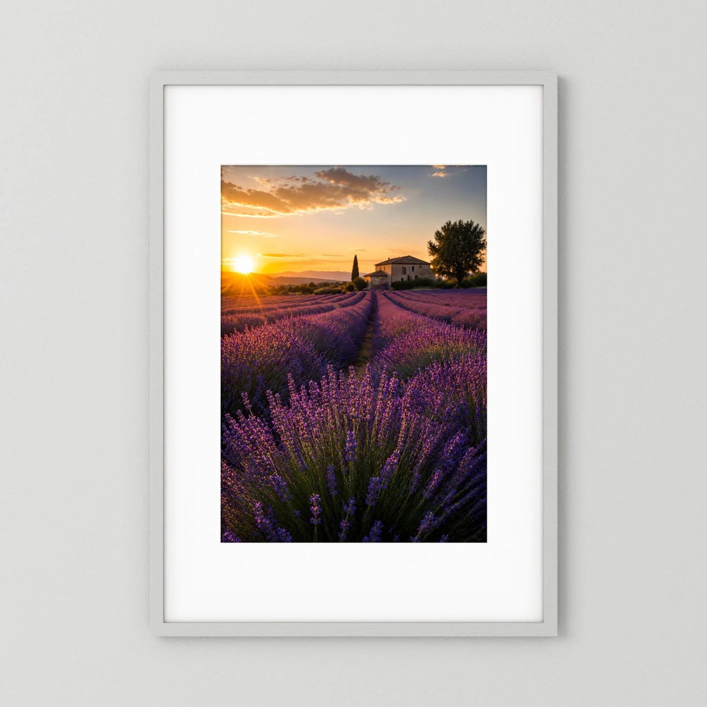 Hochformat-Artprint: Lavendelfeld bei Sonnenuntergang, violett-goldene Landschaft im Rahmen