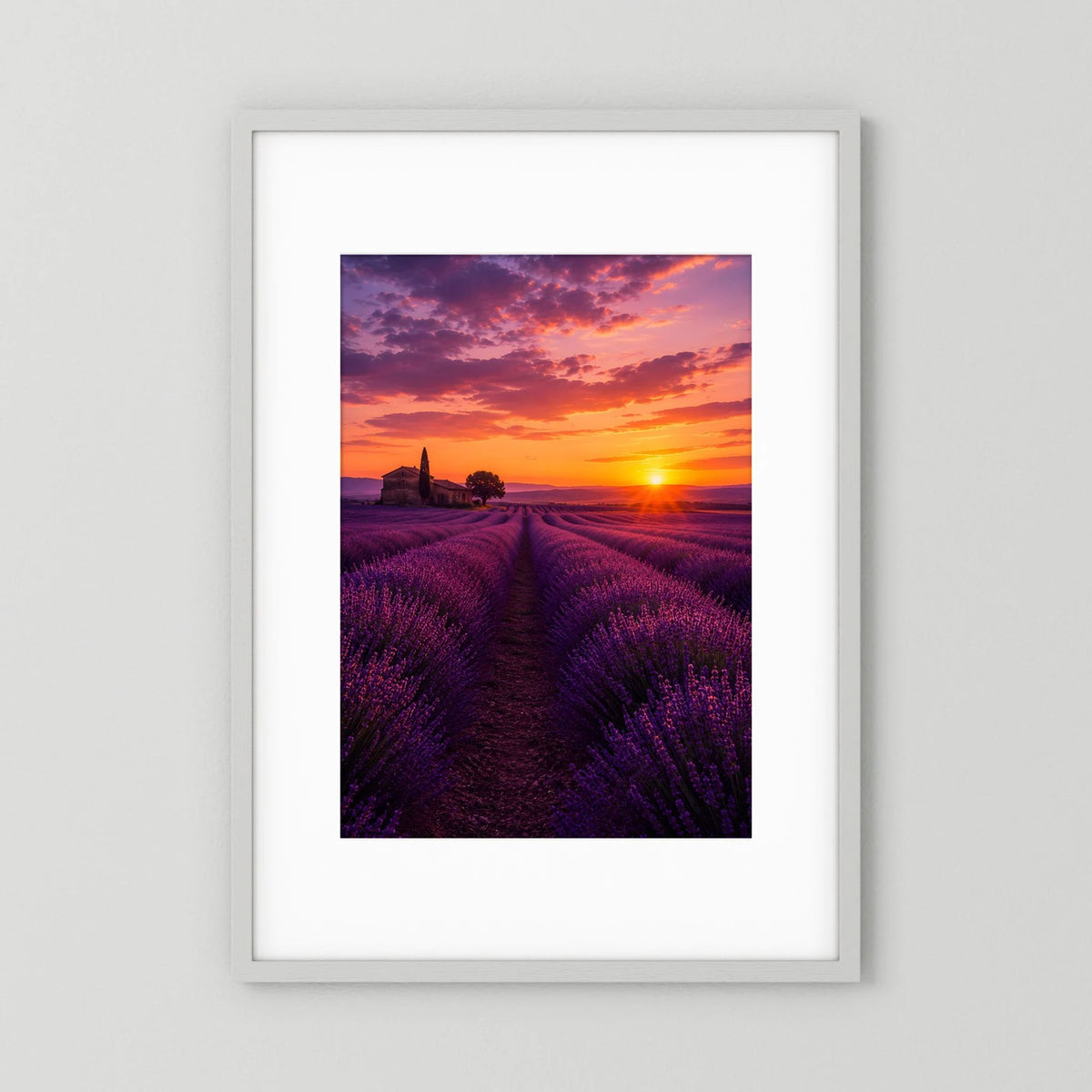 Hochformatiges Landschaftsposter mit Lavendelfeld und goldenem Sonnenuntergang am Himmel