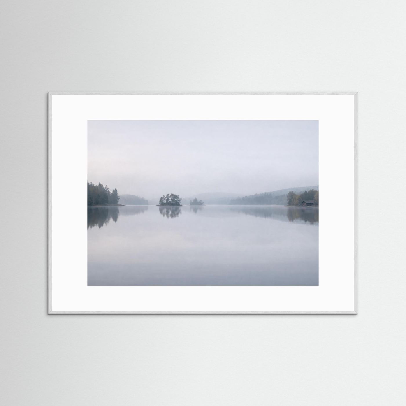 Stille im Nebel | Skandinavischer See Naturposter Querformat