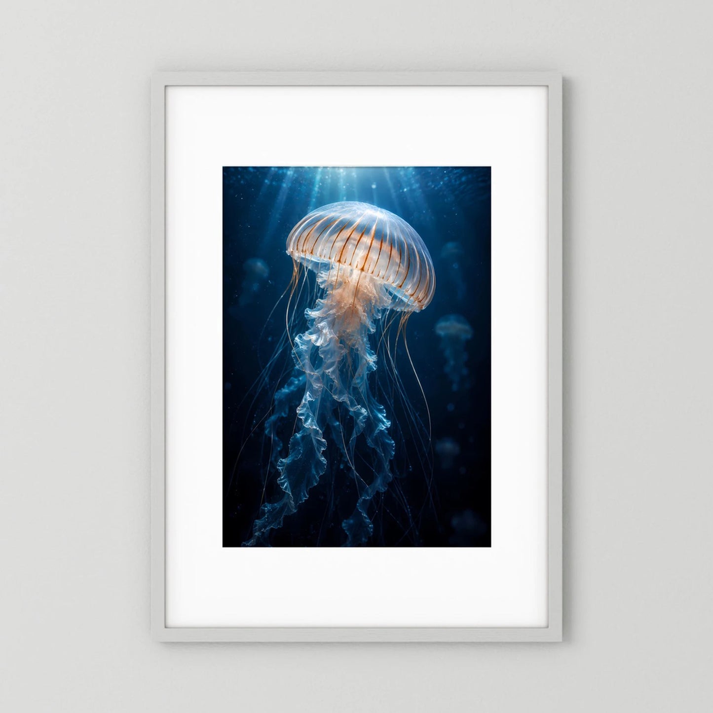 Hochformatiges Poster mit Qualle unter Wasser, blaues Licht, im weißen Rahmen