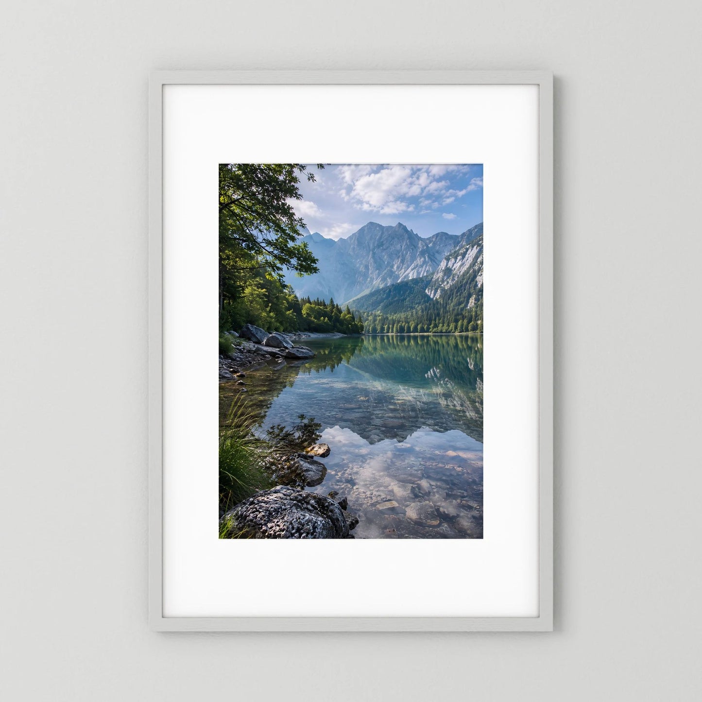 Landschaftsposter im weißen Rahmen mit Bergsee, Wald und Bergen im Hochformat