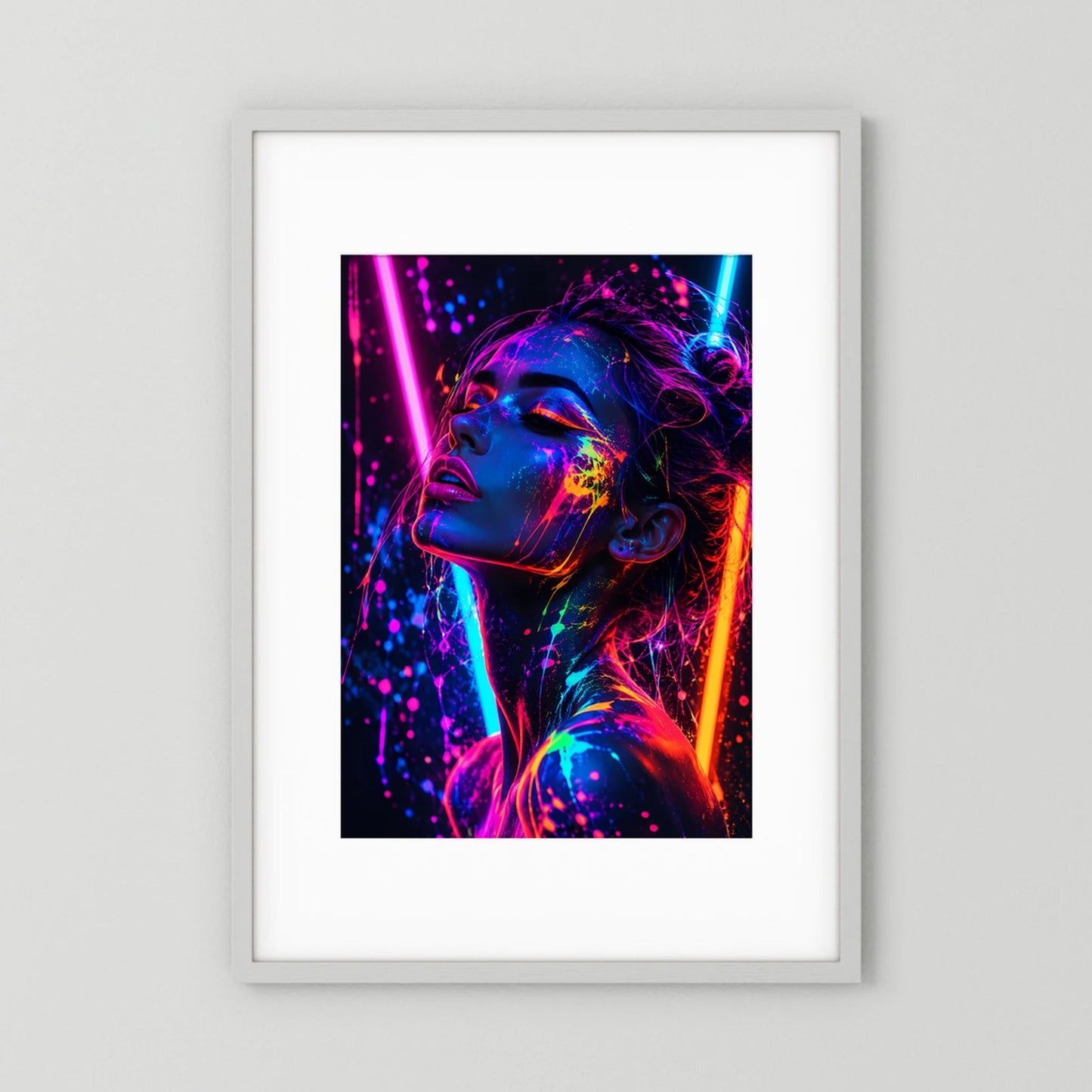 Hochformatiges Poster mit Neon-Porträt einer Frau und leuchtenden Farbspritzern im Rahmen