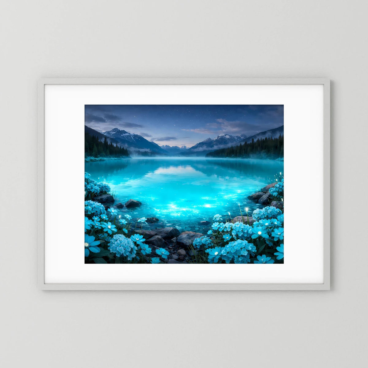 Querformatiges Wandbild im weißen Rahmen mit türkis leuchtendem Bergsee und blauen Blumen