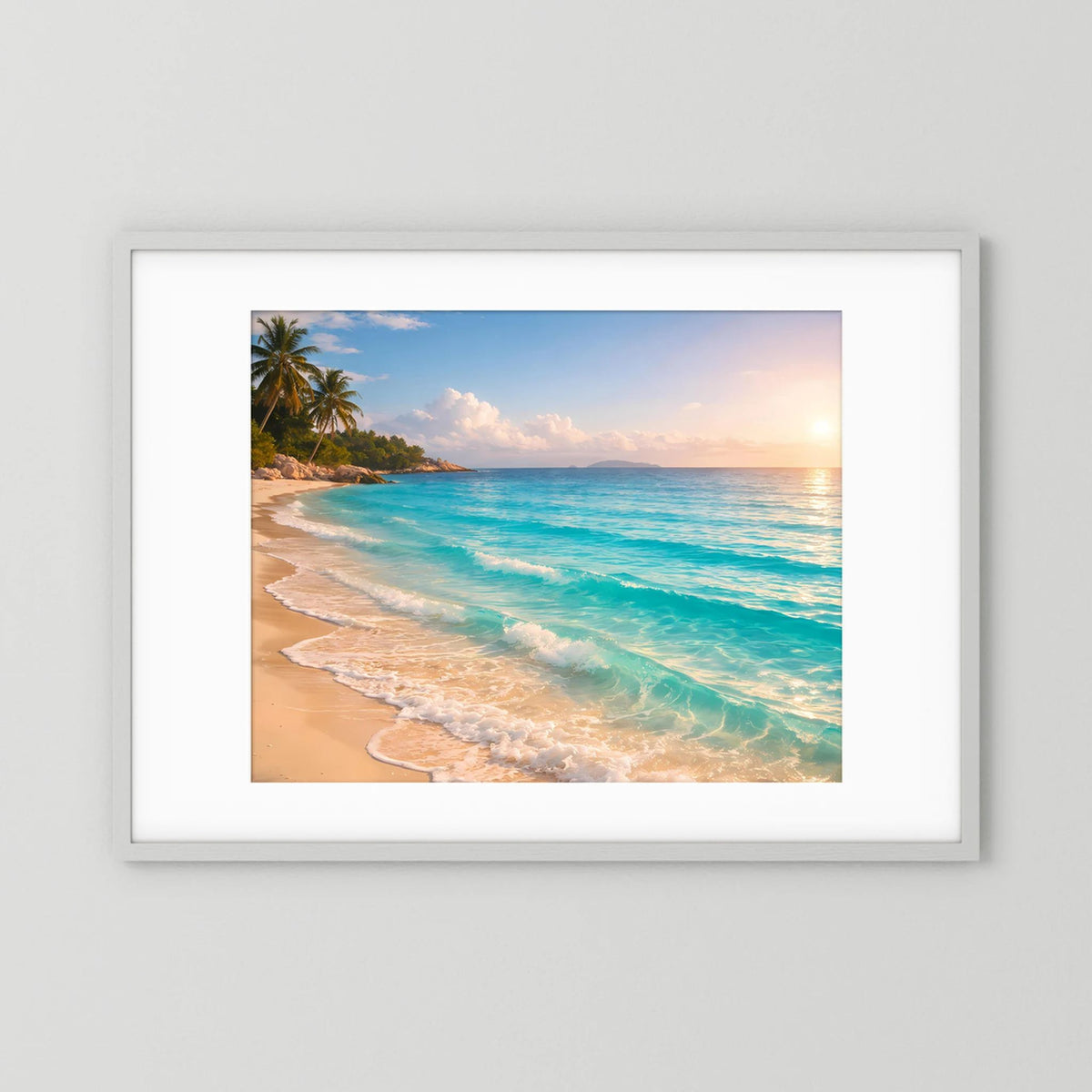 Wandbild im weißen Rahmen mit tropischem Sandstrand, türkisfarbenen Wellen und Himmel