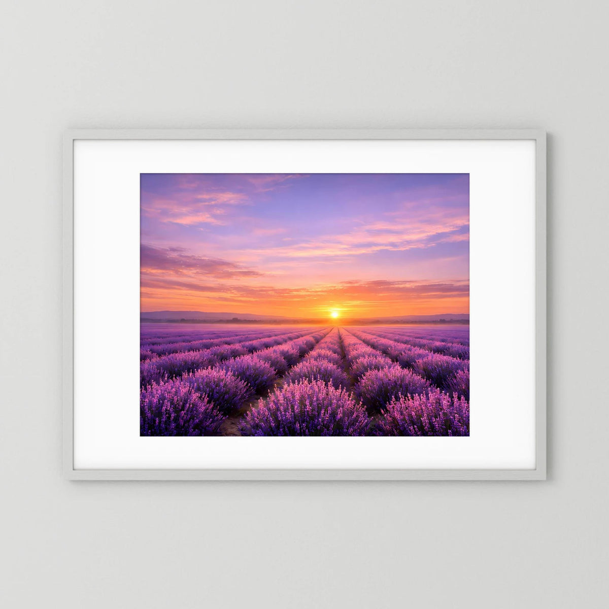Querformatiges Wandbild im hellen Rahmen mit Lavendelfeld und untergehender Sonne