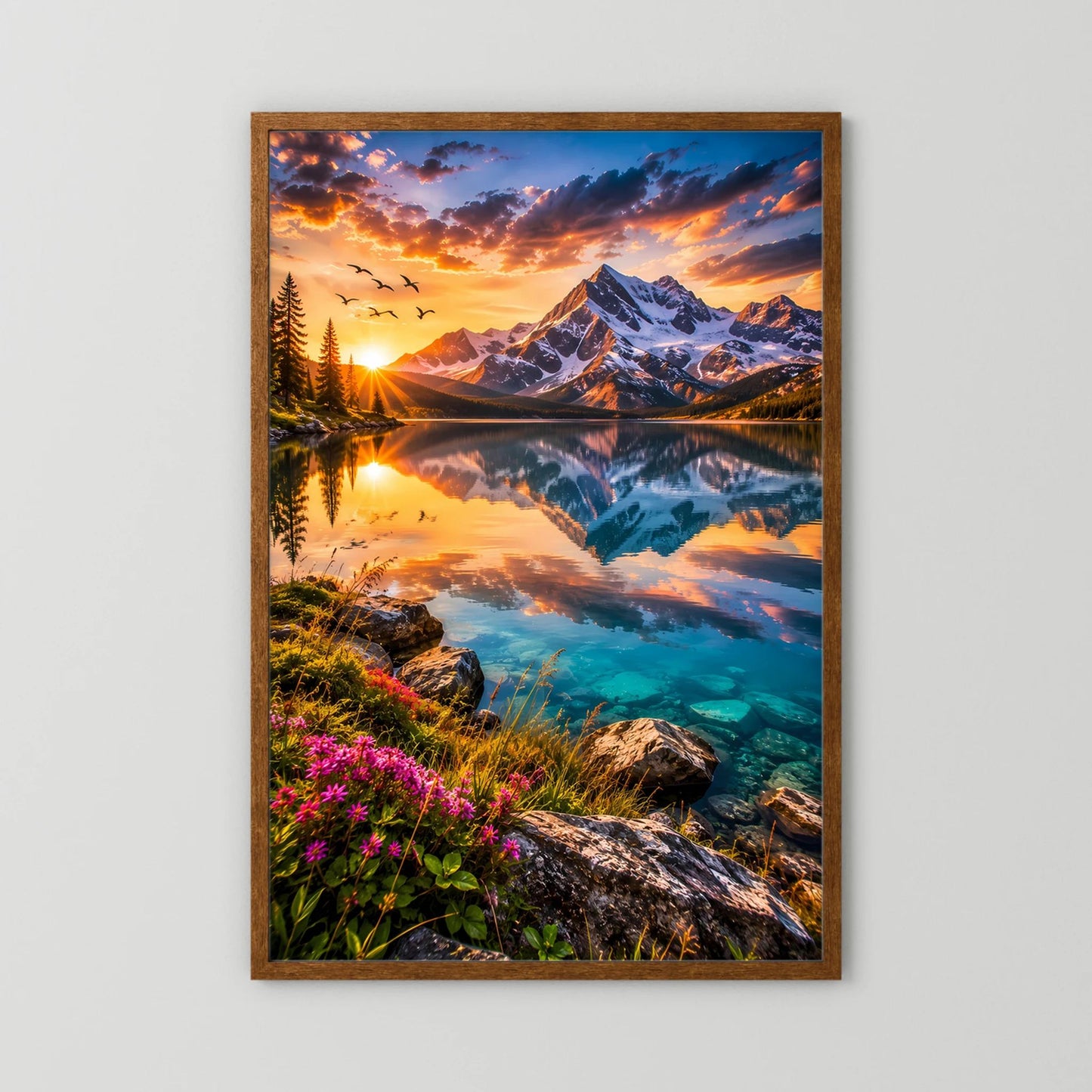 Alpenlandschaft-Poster im Hochformat mit braunem Holzrahmen und weißer Einfassung