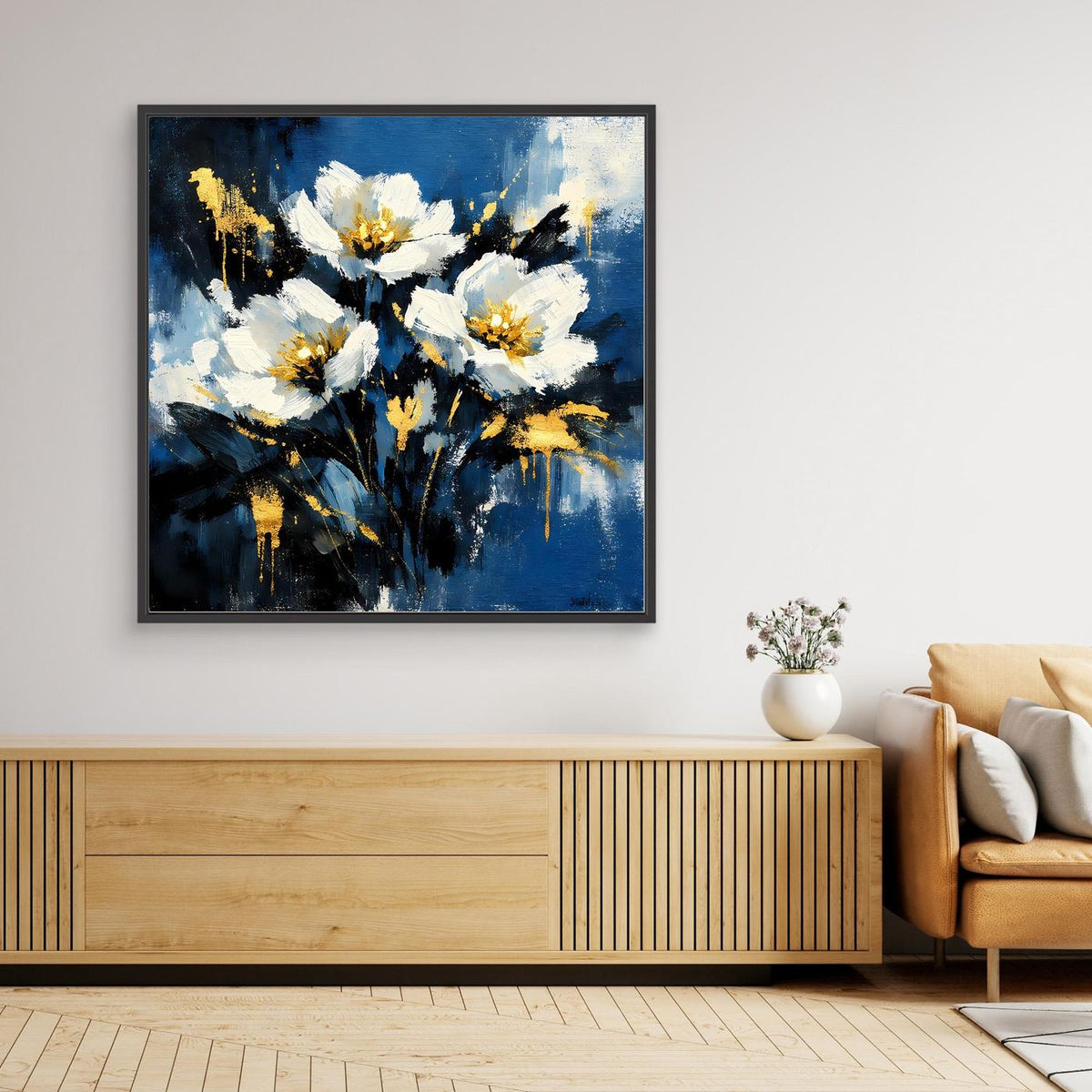 Blumen-Leinwandbild mit weißen Blüten und goldenen Akzenten, dunkler Rahmen
