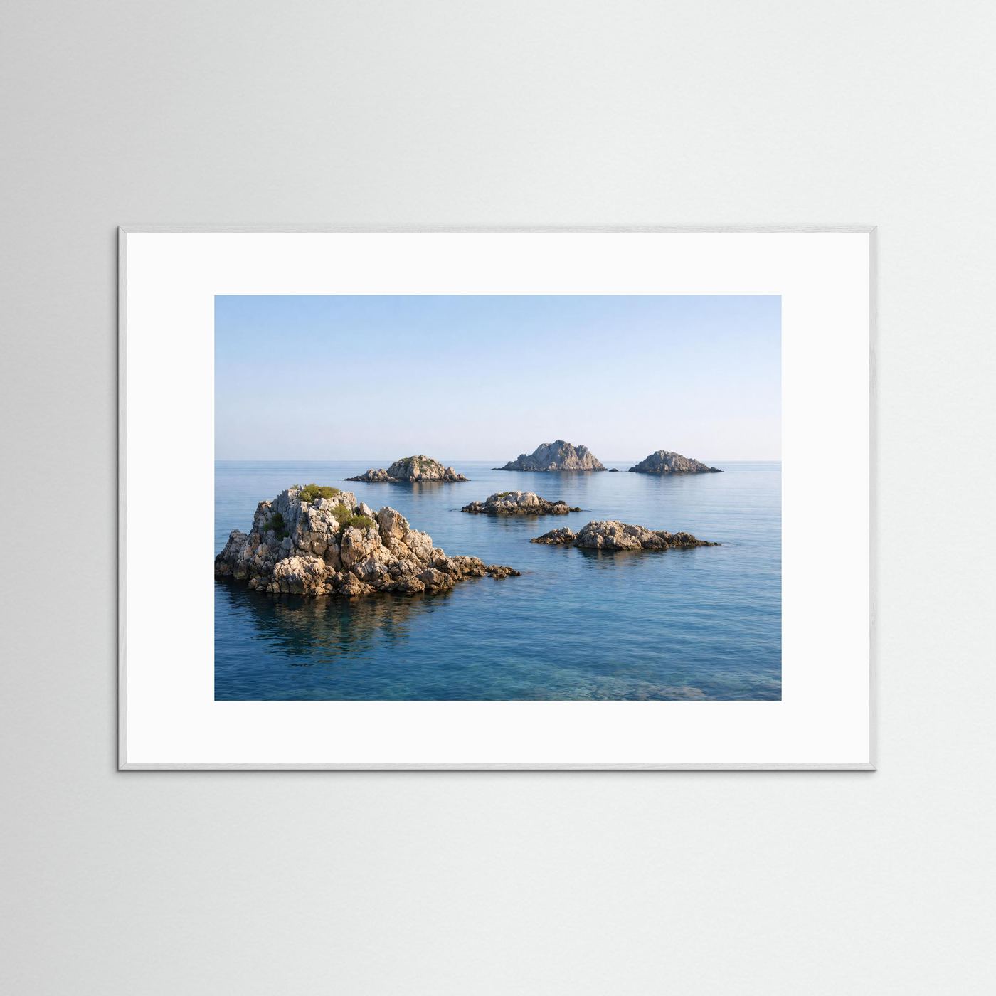 Naturposter Querformat mit blauem Meer und Felseninseln, grauer Rahmen