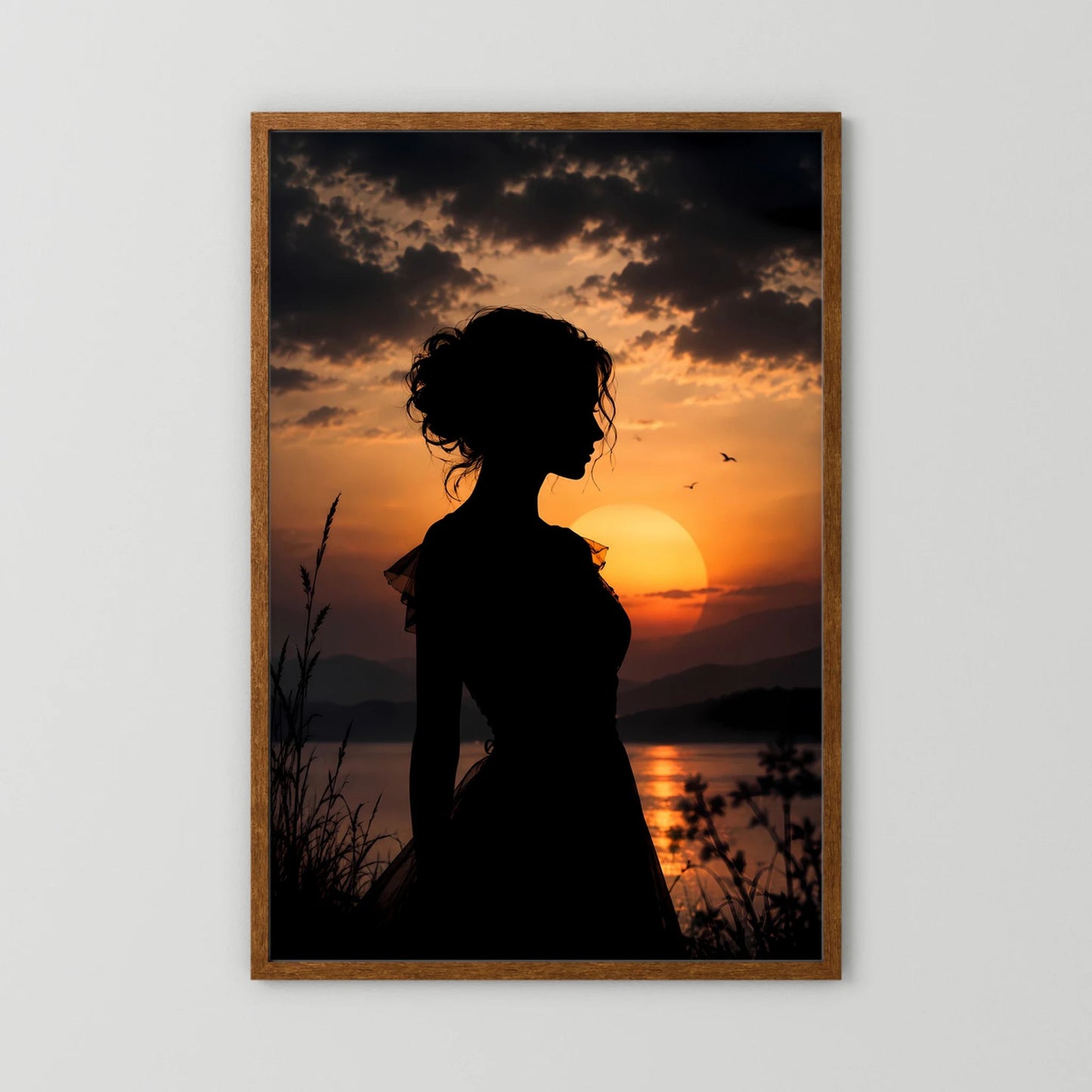 Hochformat-Poster: Silhouette einer Frau im Sonnenuntergang mit See, brauner Rahmen