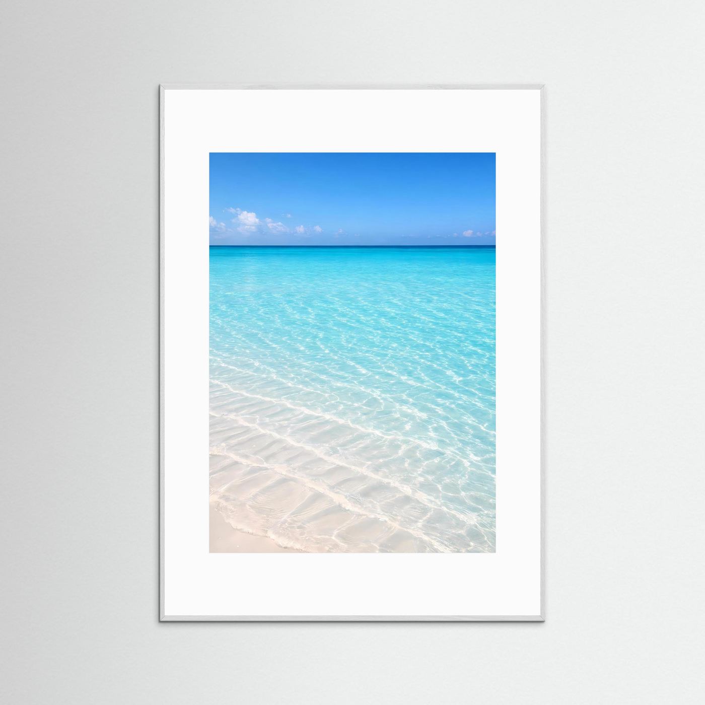 Hochformatiges Ozeanposter mit hellem Rand, türkisblaues Meer und helle Sandwellen