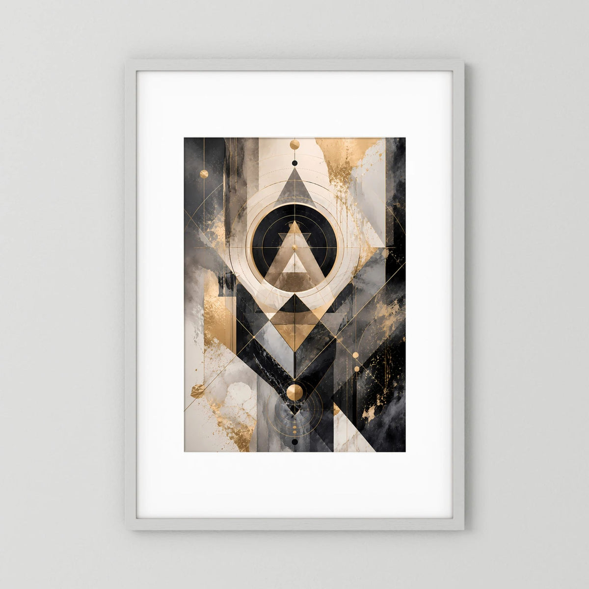 Gerahmtes Kunstposter mit abstrakten geometrischen Formen in Schwarz, Gold und Beige, hochformat