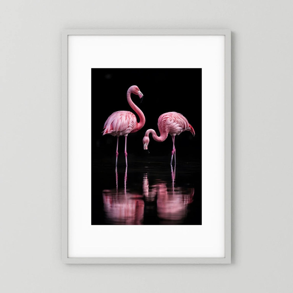 Tierposter mit zwei rosafarbenen Flamingos und Spiegelung, Hochformat.