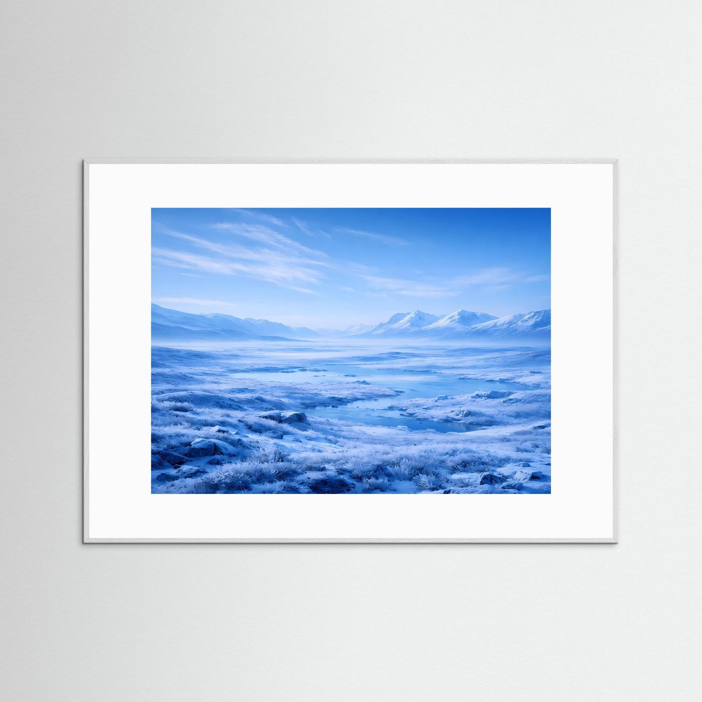 Naturposter Querformat mit blauem Bergpanorama im Nebel, weiße Holzrahmung