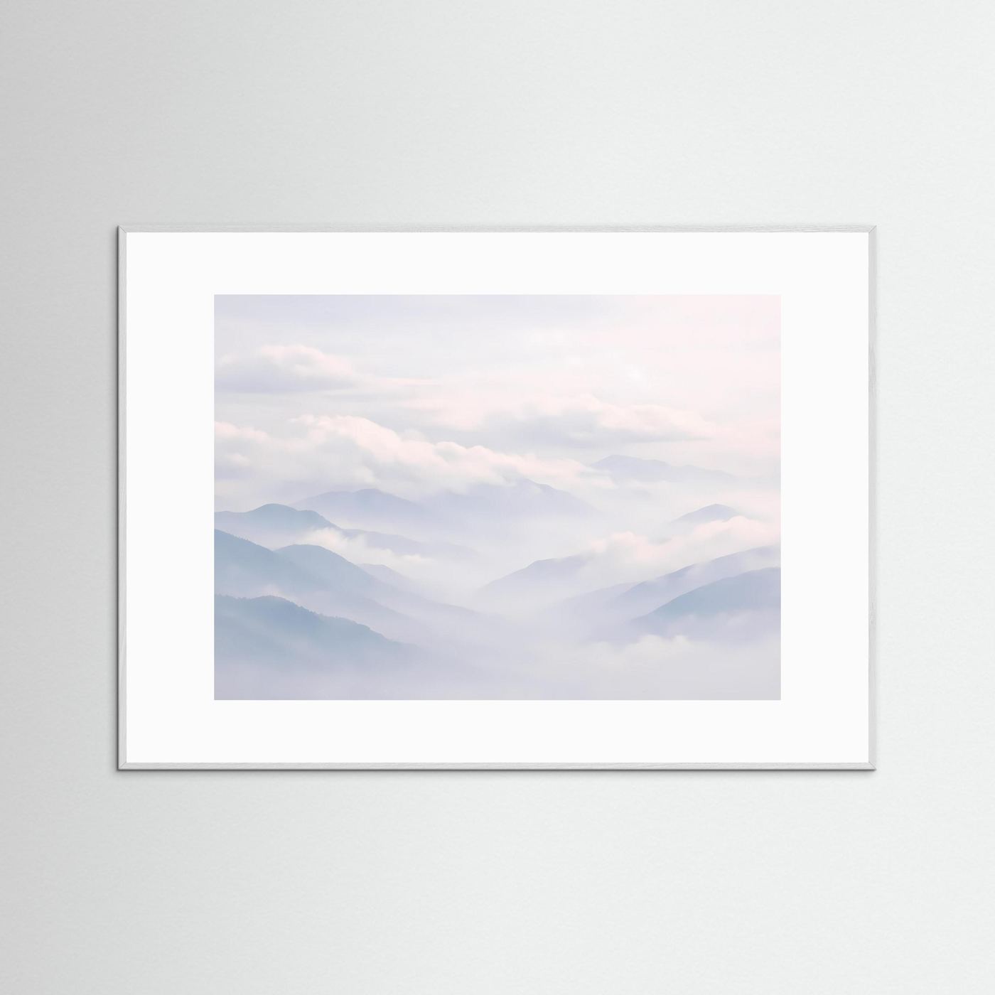 Landschafts-Poster Querformat mit weißem Rahmen und nebligen Bergen im Wolkenmeer