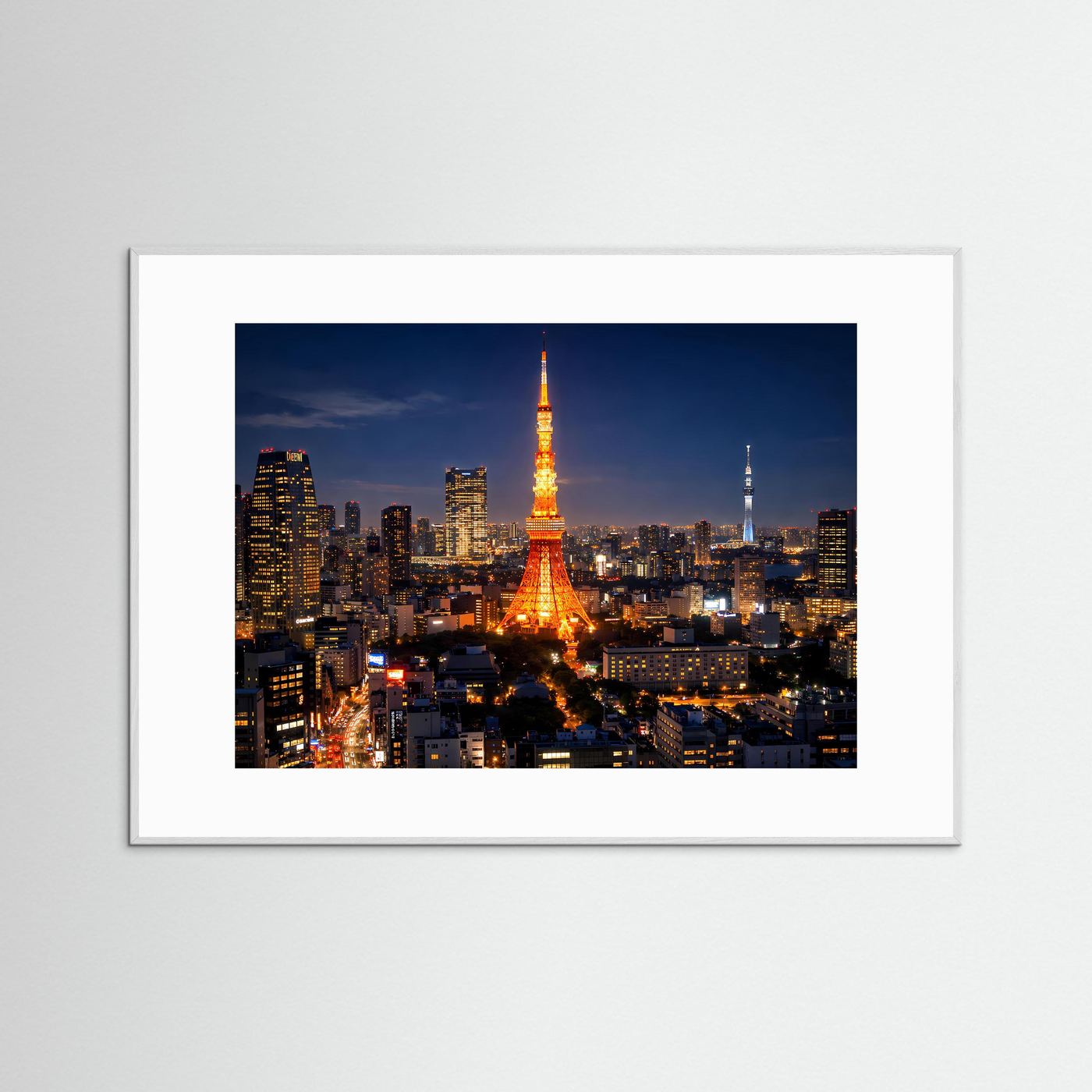 Poster im weißen Rahmen mit nächtlicher Tokyo-Skyline und leuchtendem Tokyo Tower