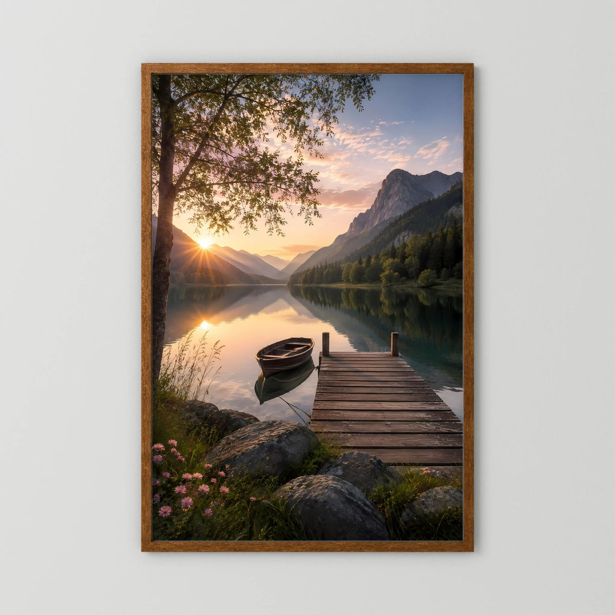 Hochformat-Poster im braunen Holzrahmen: Sonnenaufgang, See mit Holzsteg und Boot