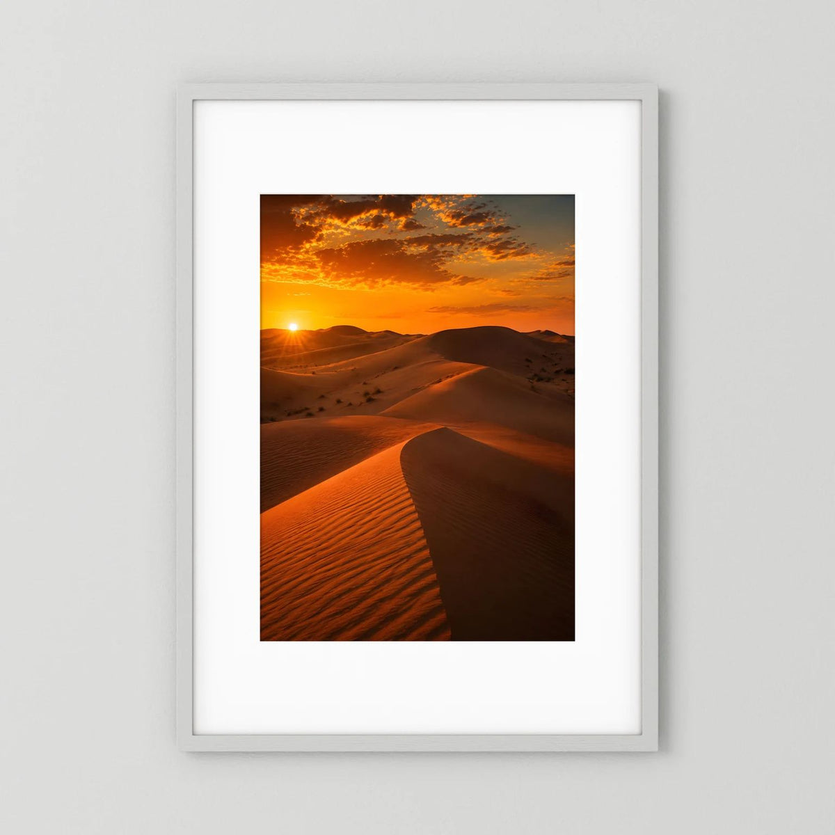 Poster mit Wüstenlandschaft und Sanddünen bei Sonnenuntergang, im weißen Rahmen