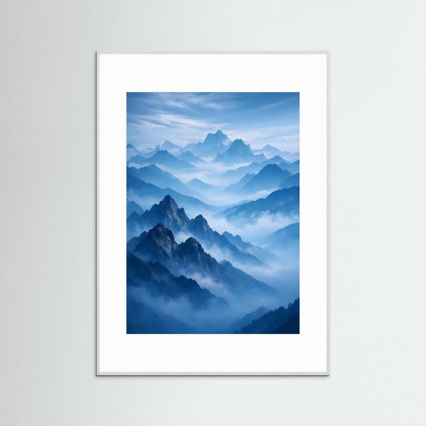 Poster mit Bergnebel im grauen Rahmen: Berge in Blau/Weiß, Hochformat