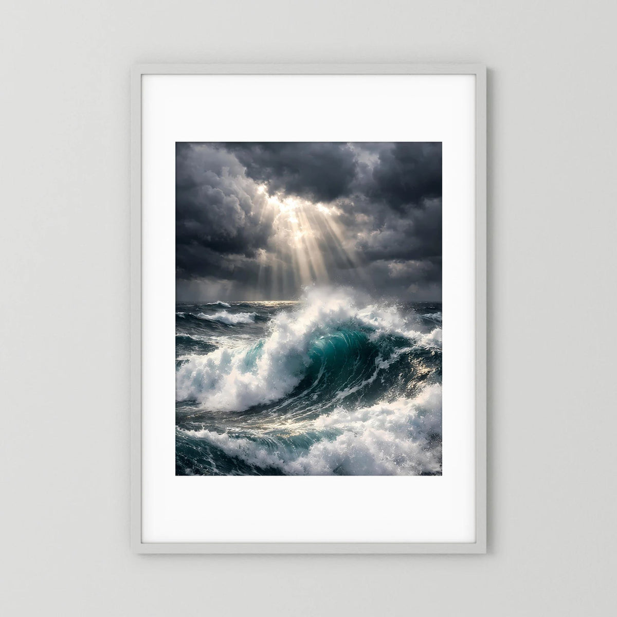 Wandbild Sturmmeer mit Lichtstrahl und Gischt, weißer Rahmen, Hochformat