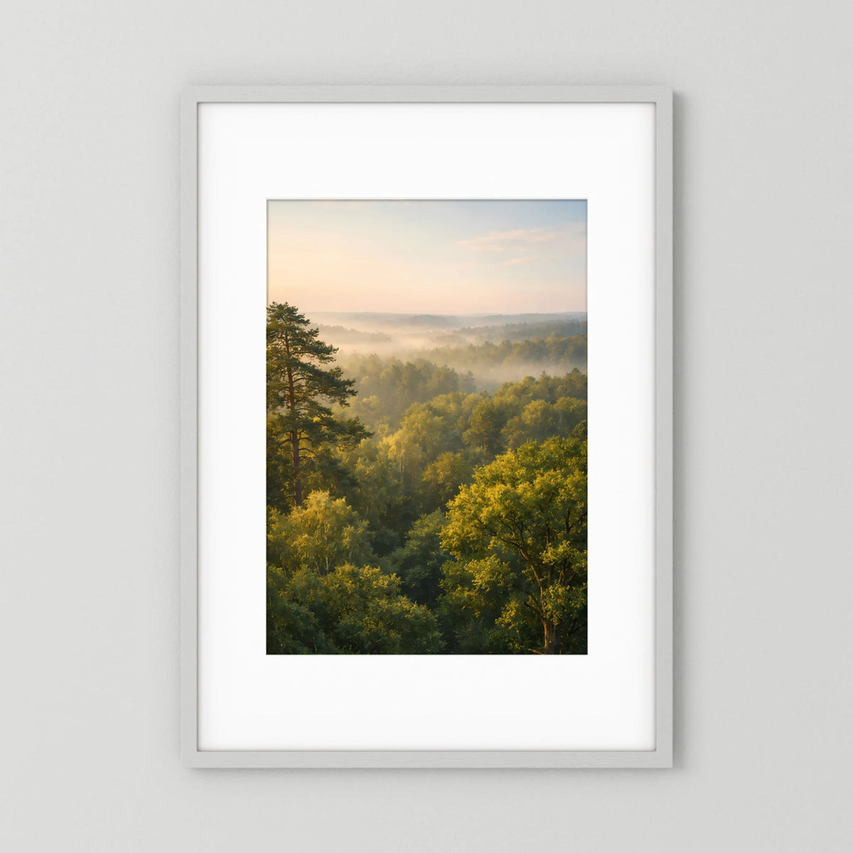 Vertikales Poster mit Waldlandschaft und Morgennebel im warmen Licht, im hellen Rahmen