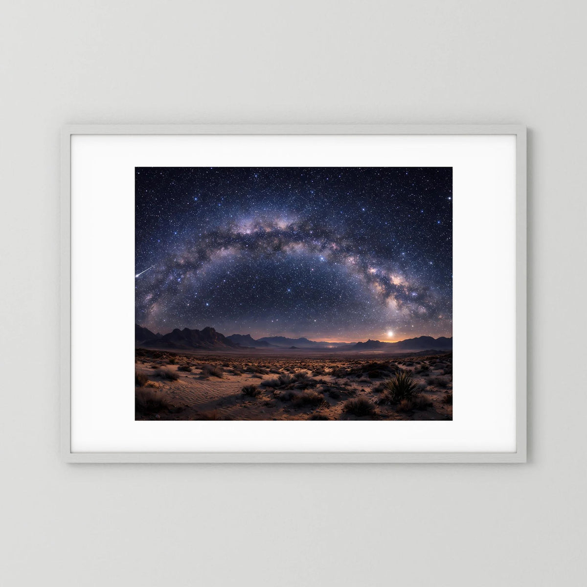 Wandbild mit Milchstraße über Wüstenlandschaft, querformatig, weißer Rahmen