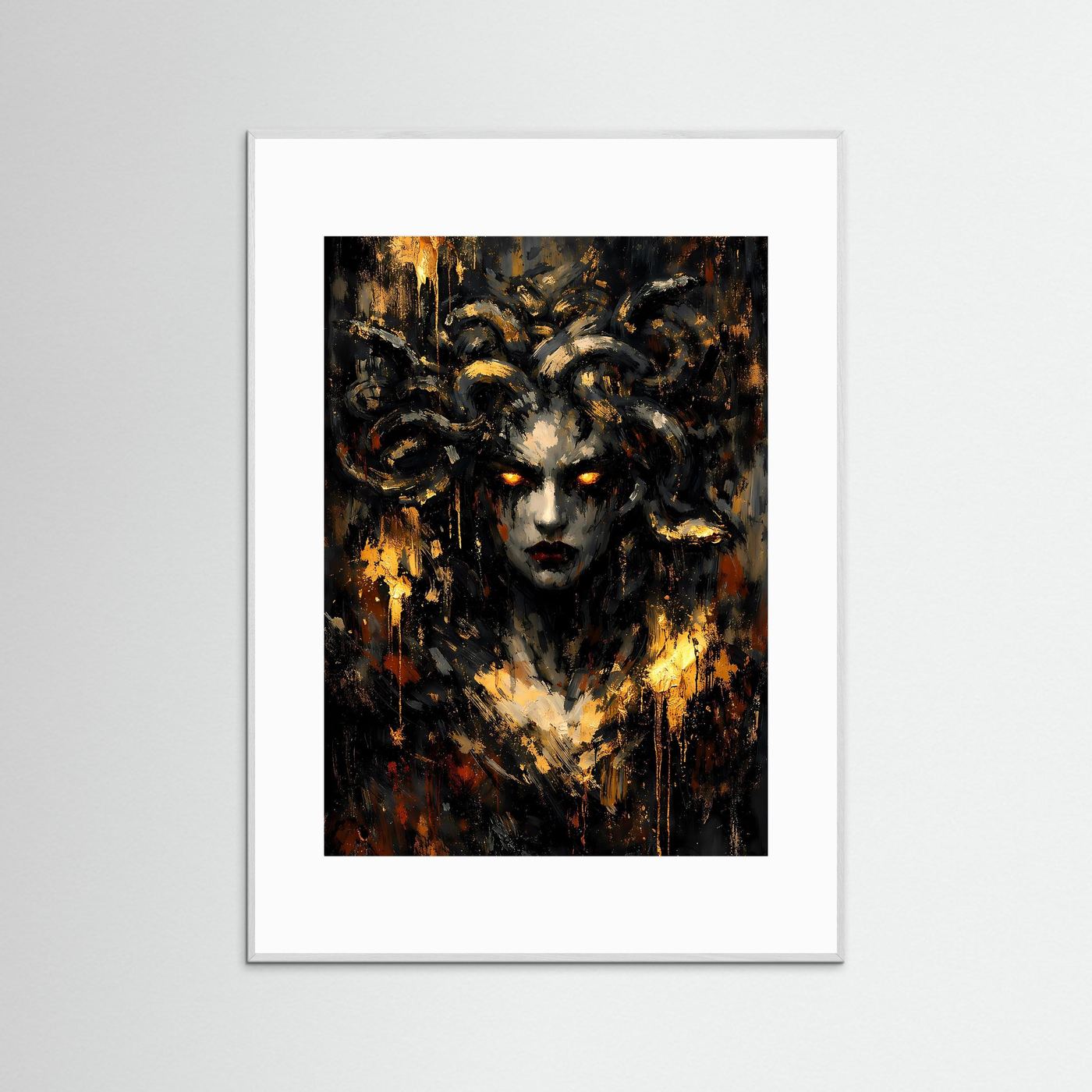 Poster mit Medusa-Gemälde: schwarzer Hintergrund, Goldakzente, weißgrauer Holzrahmen