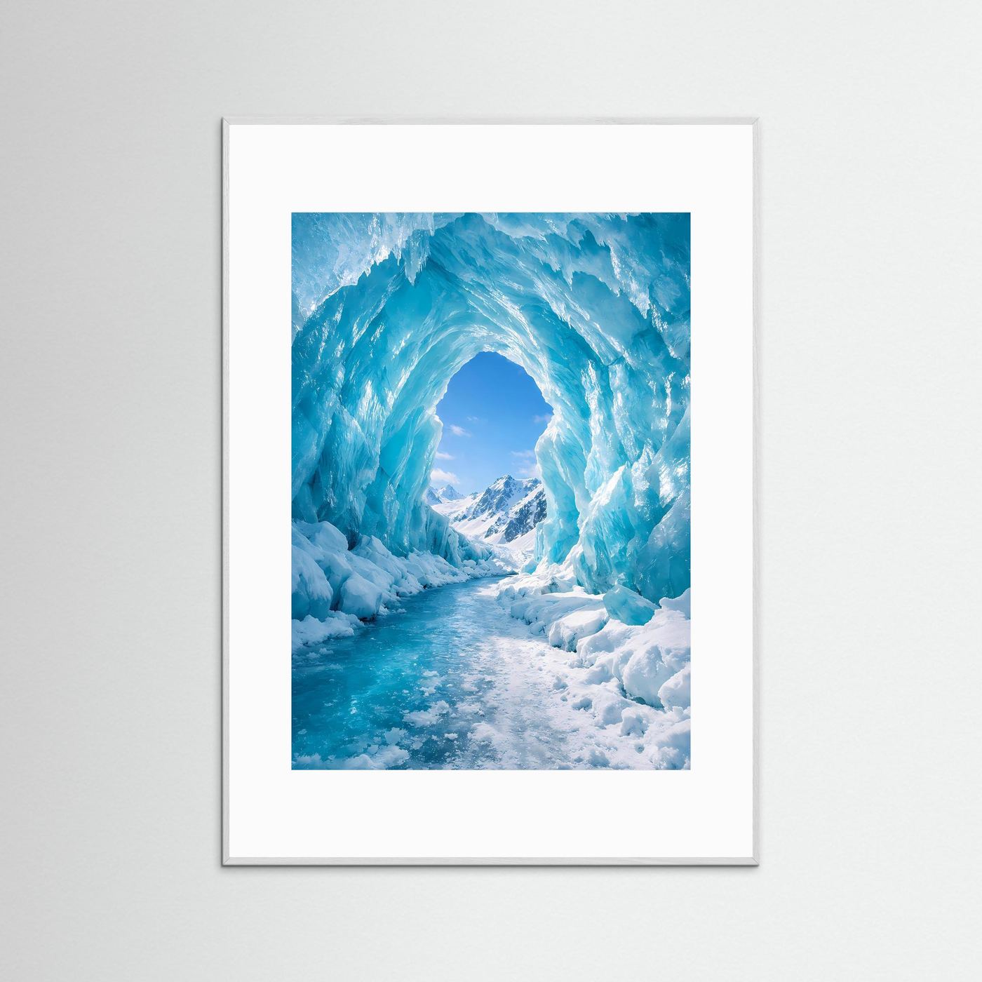 Vertikales Poster mit Eishöhle, blauem Lichtbogen und weißem Eis, silberner Rahmen