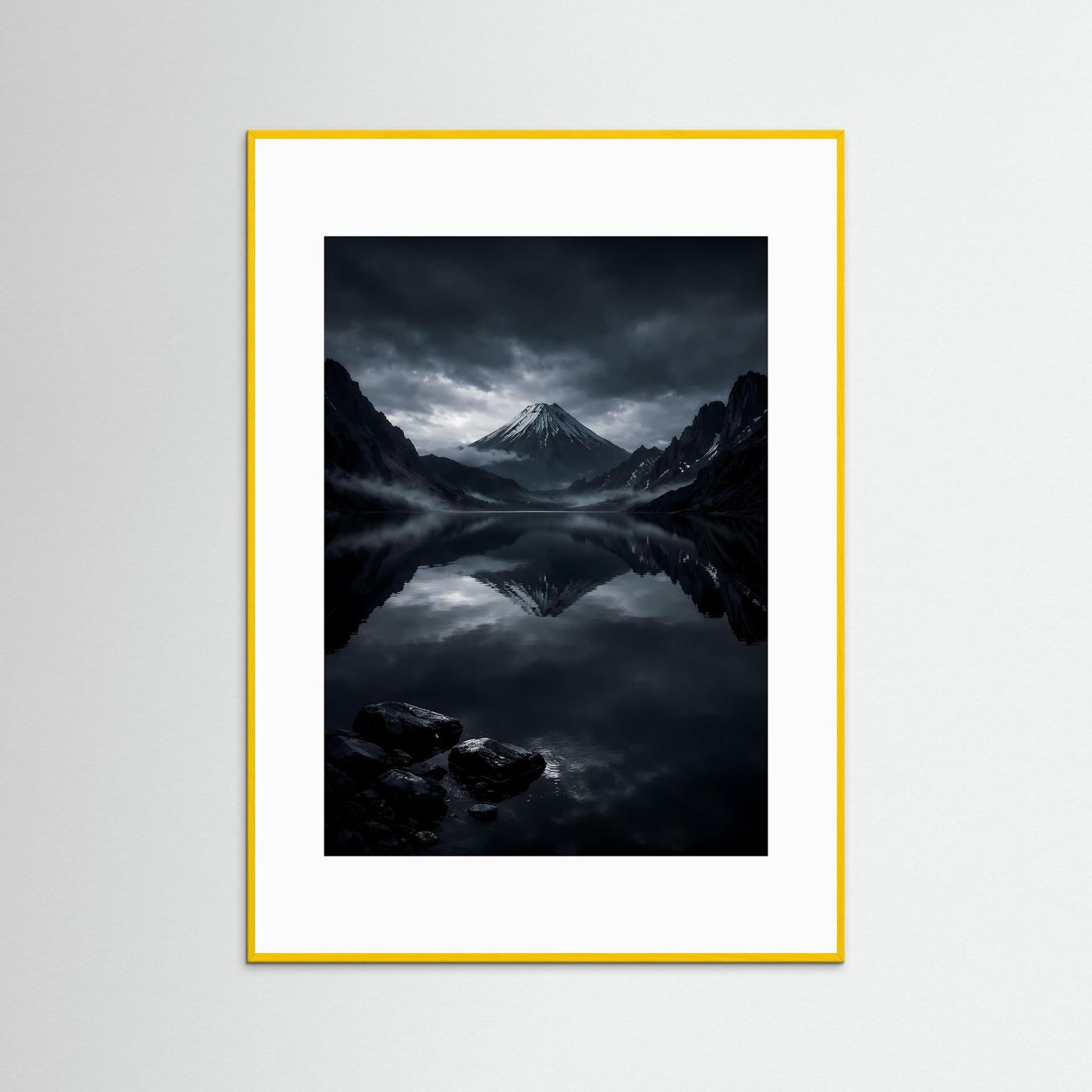 Poster-Wandbild mit Vulkankegel und Bergsee-Spiegelung, goldener Rahmen, weißes Passepartout