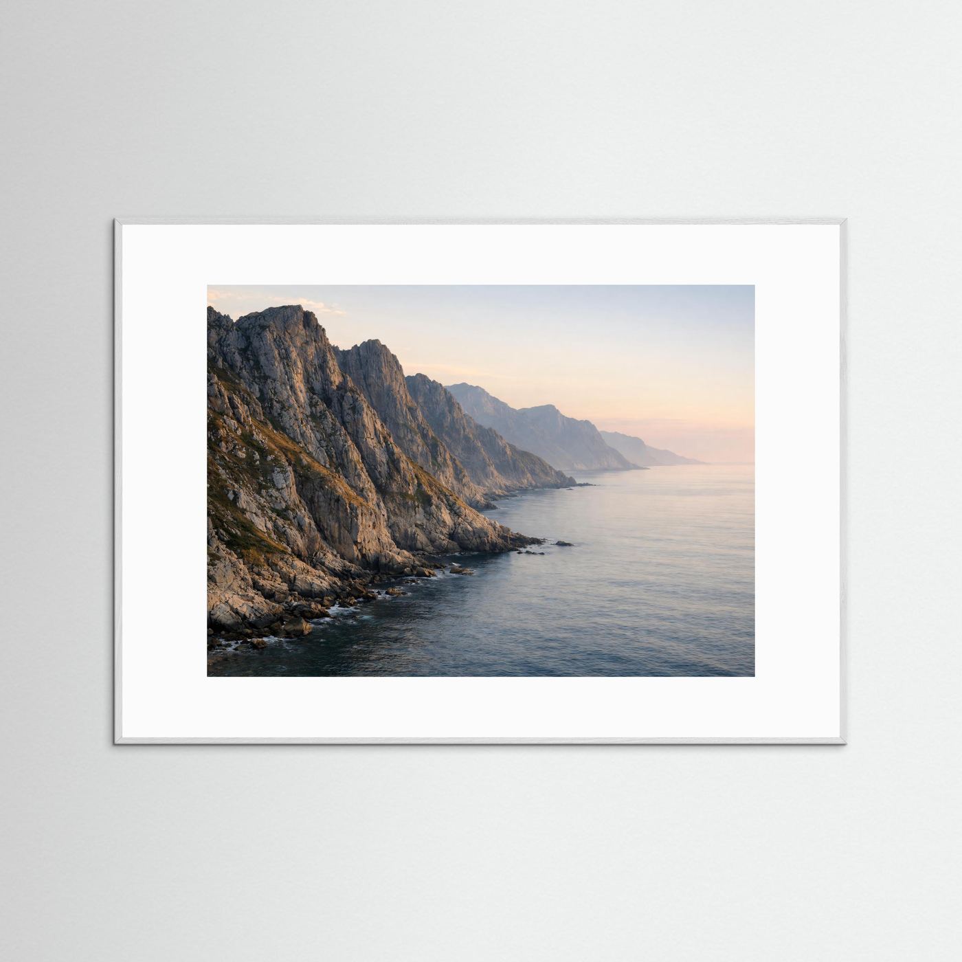 Panorama-Poster mit Küstenfelsen und ruhigem Meer, weißer Rahmen, Querformat