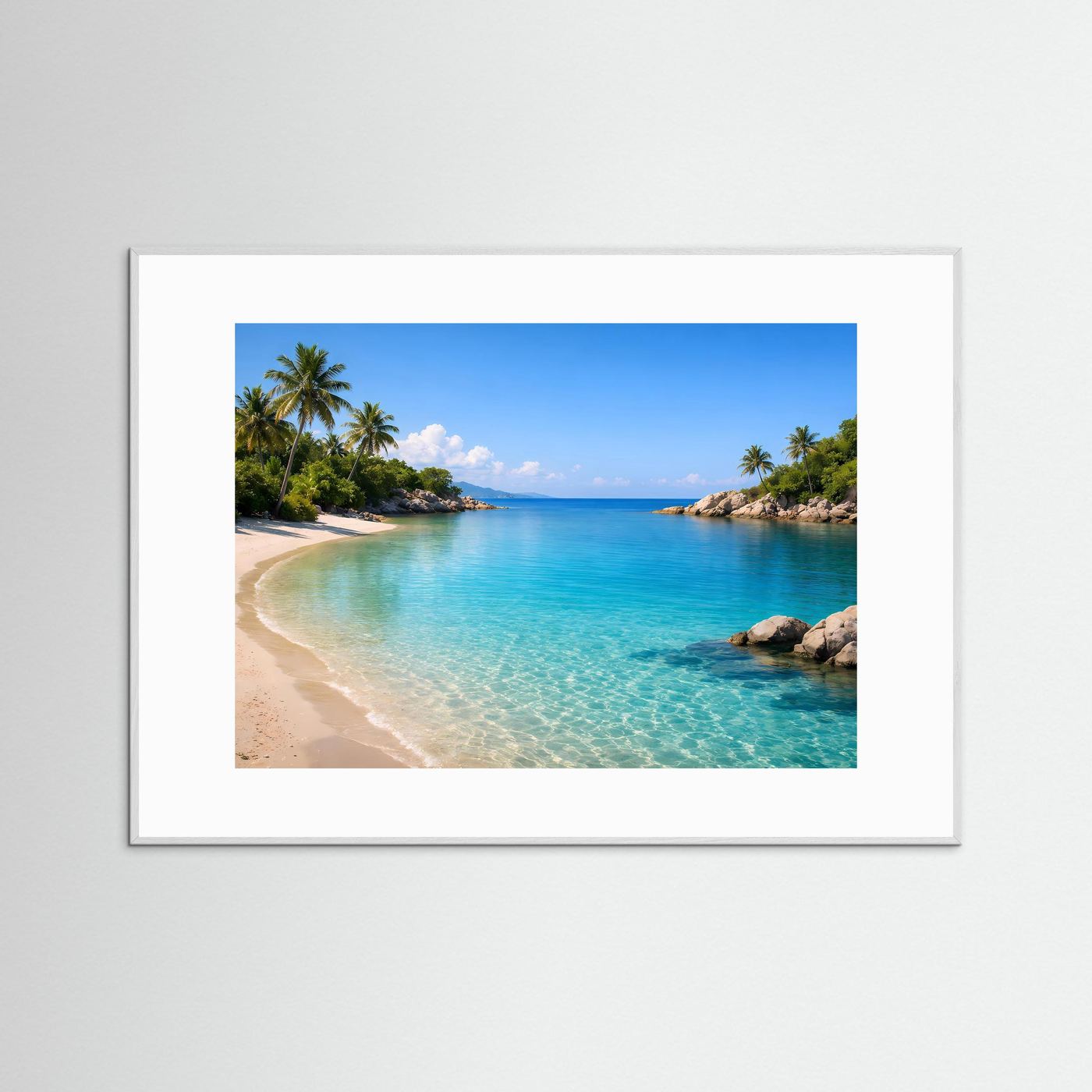 Strandposter im Querformat mit weißem Rahmen, klares türkisblaues Wasser und Palmen