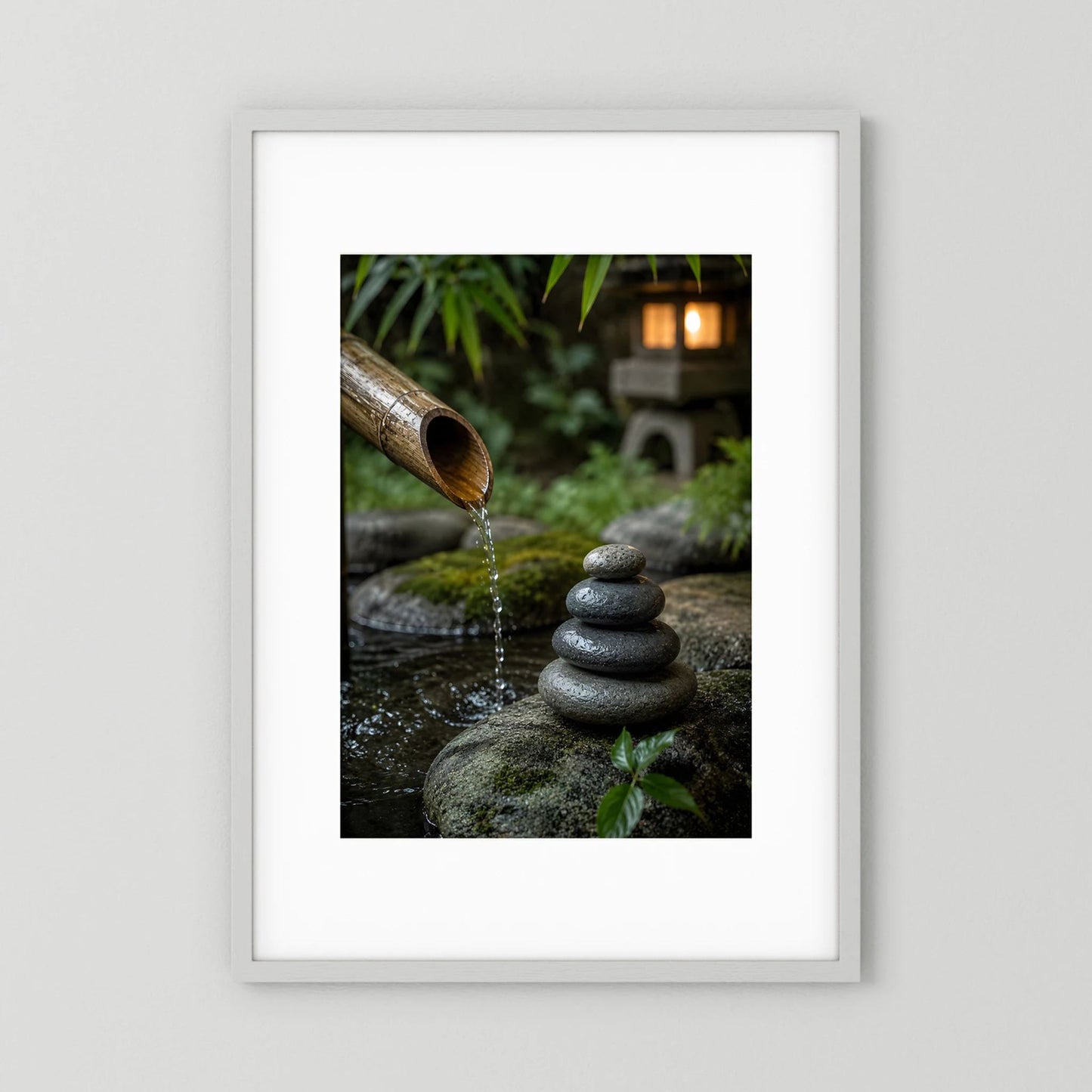 Gerahmtes Zen-Garten-Poster im Hochformat mit Bambus, fließendem Wasser und gestapelten Steinen