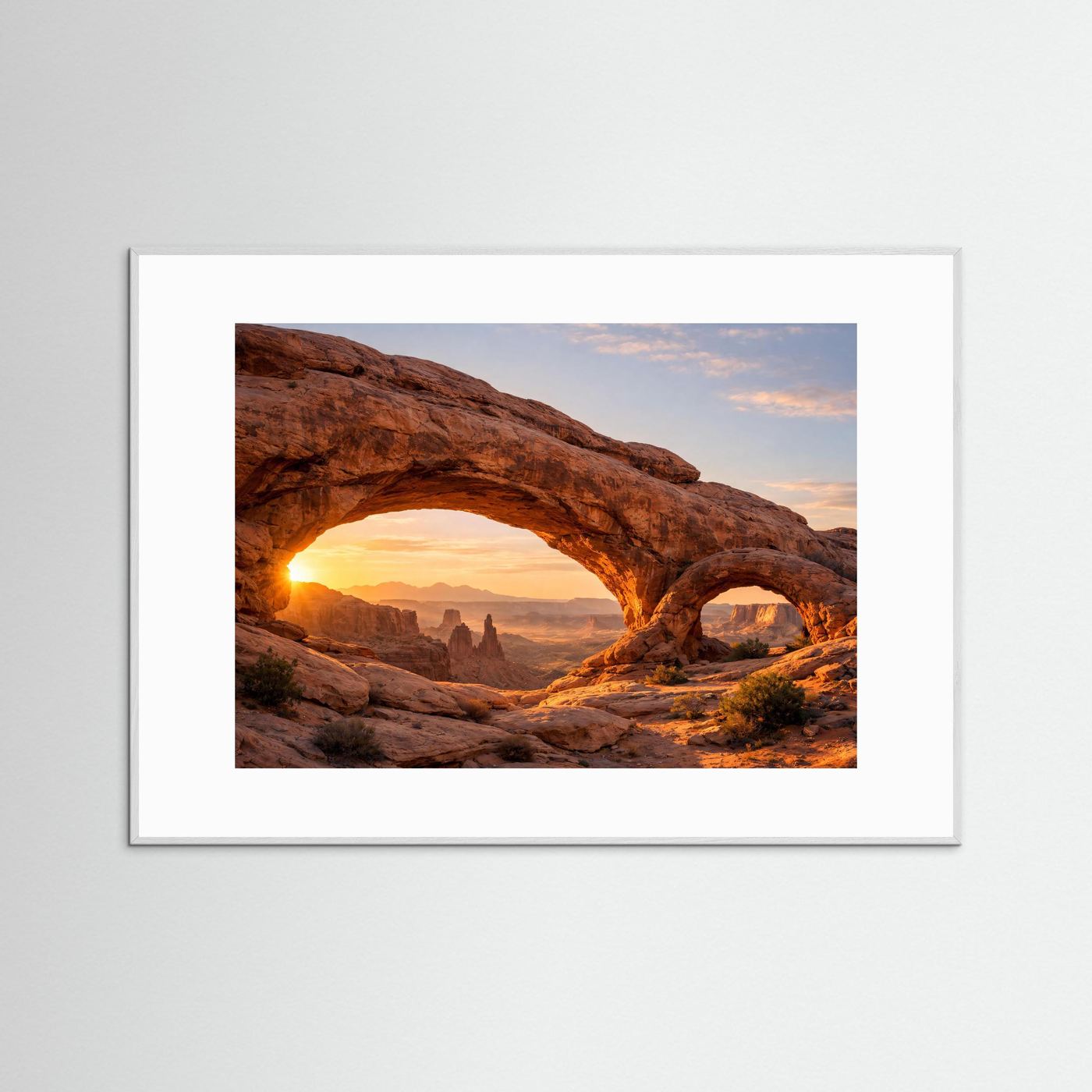 Poster mit Mesa Arch im Wüstenfelsen, im grauen Rahmen, Querformat
