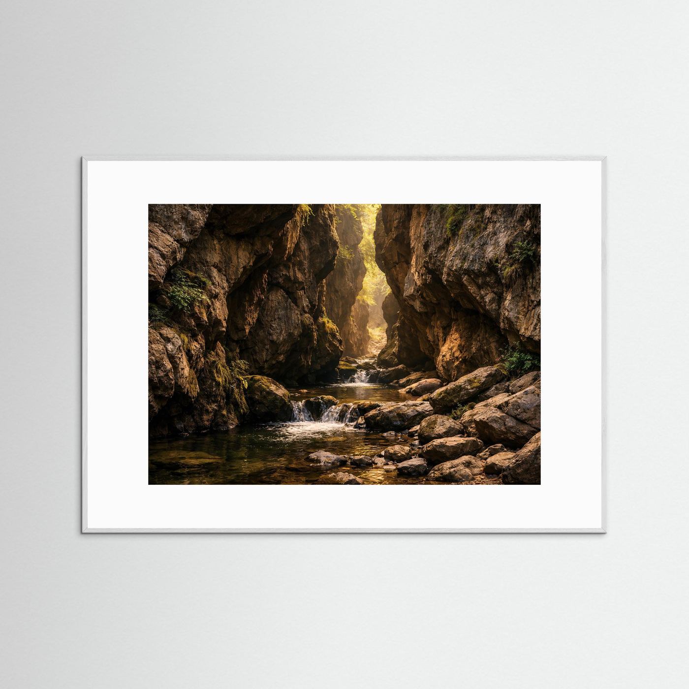 Gerahmtes Schlucht-Poster mit Fluss, Felsen und Wasserfällen, weißer Rahmen