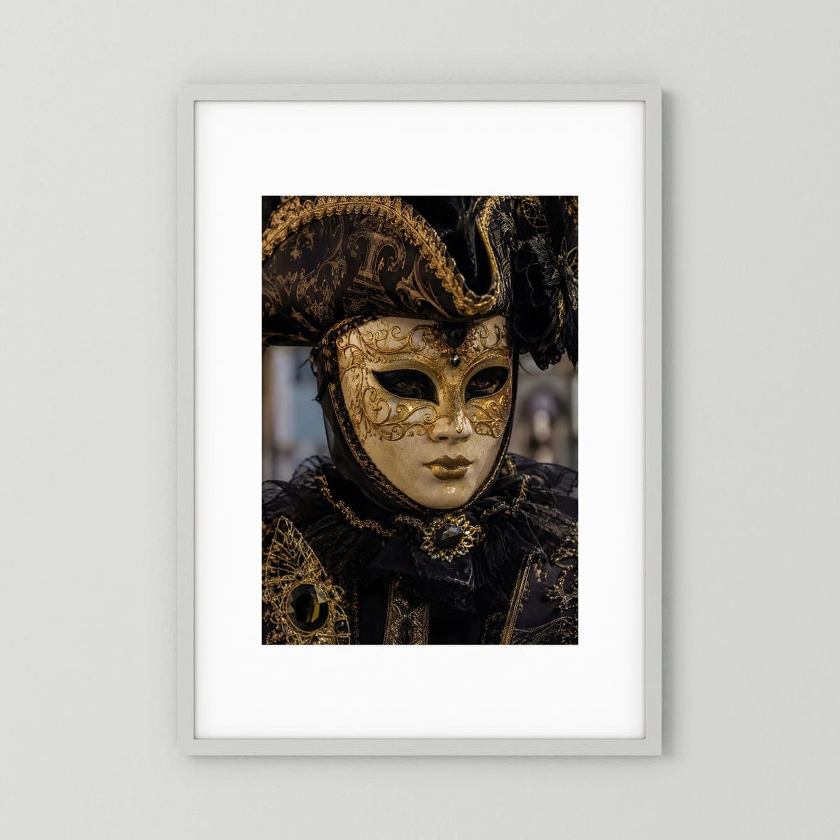 Poster mit venezianischer Karnevalsmaske in Schwarz und Gold, goldverziertes Maskengesicht