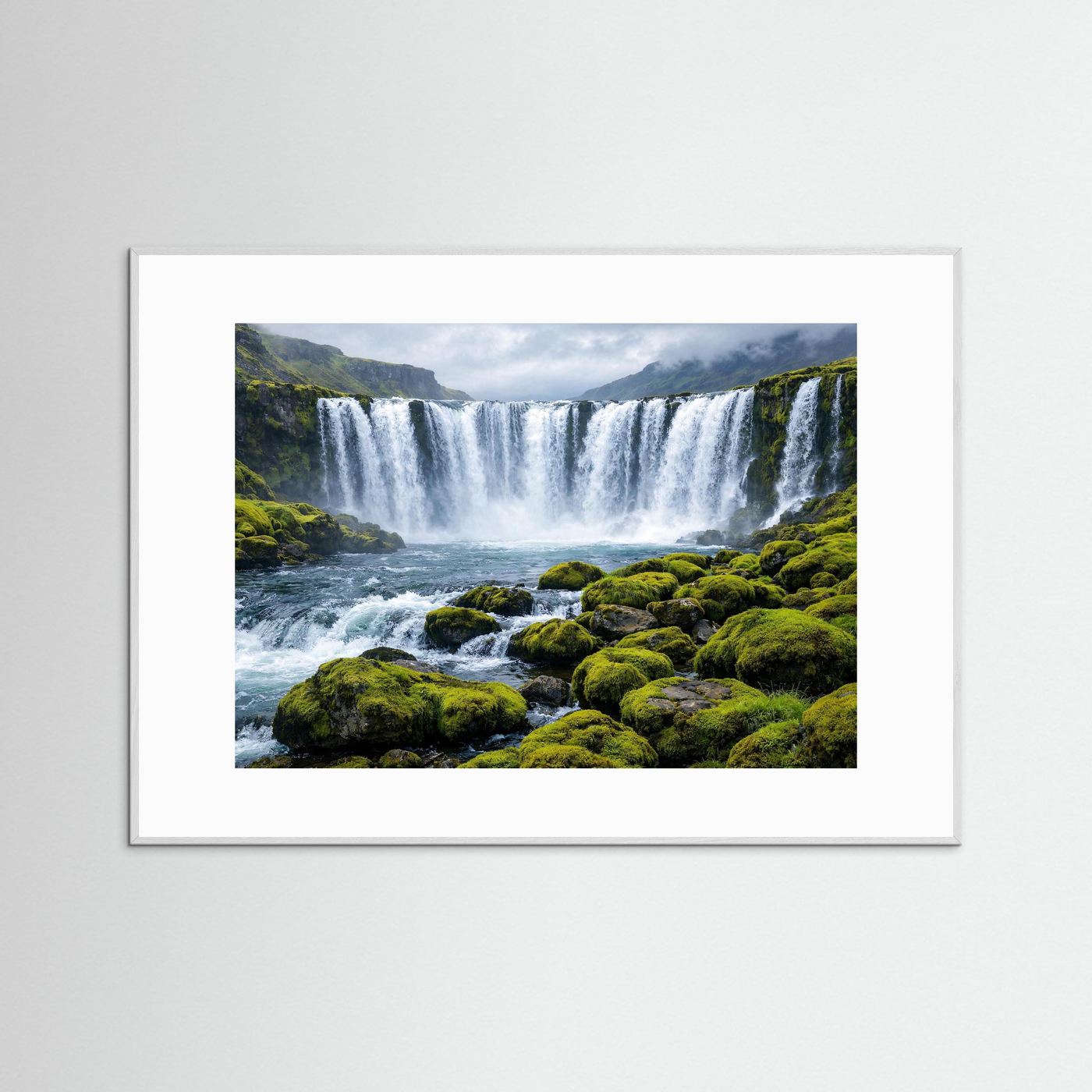 Naturposter mit Wasserfall und moosbedeckten Felsen im Querformat, graue Holzrahmung