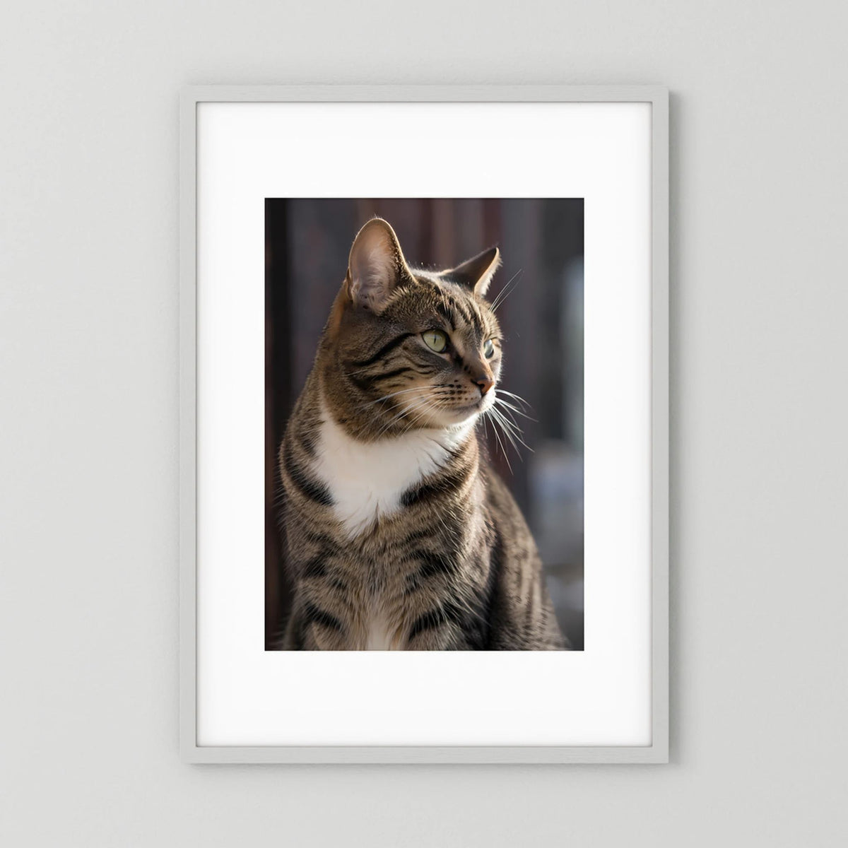 Gerahmtes Poster mit Porträt einer getigerten Katze mit grünen Augen