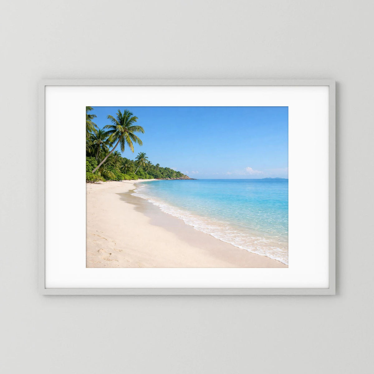 Wandbild mit tropischem Strand und Palmen im weißen Rahmen, Querformat
