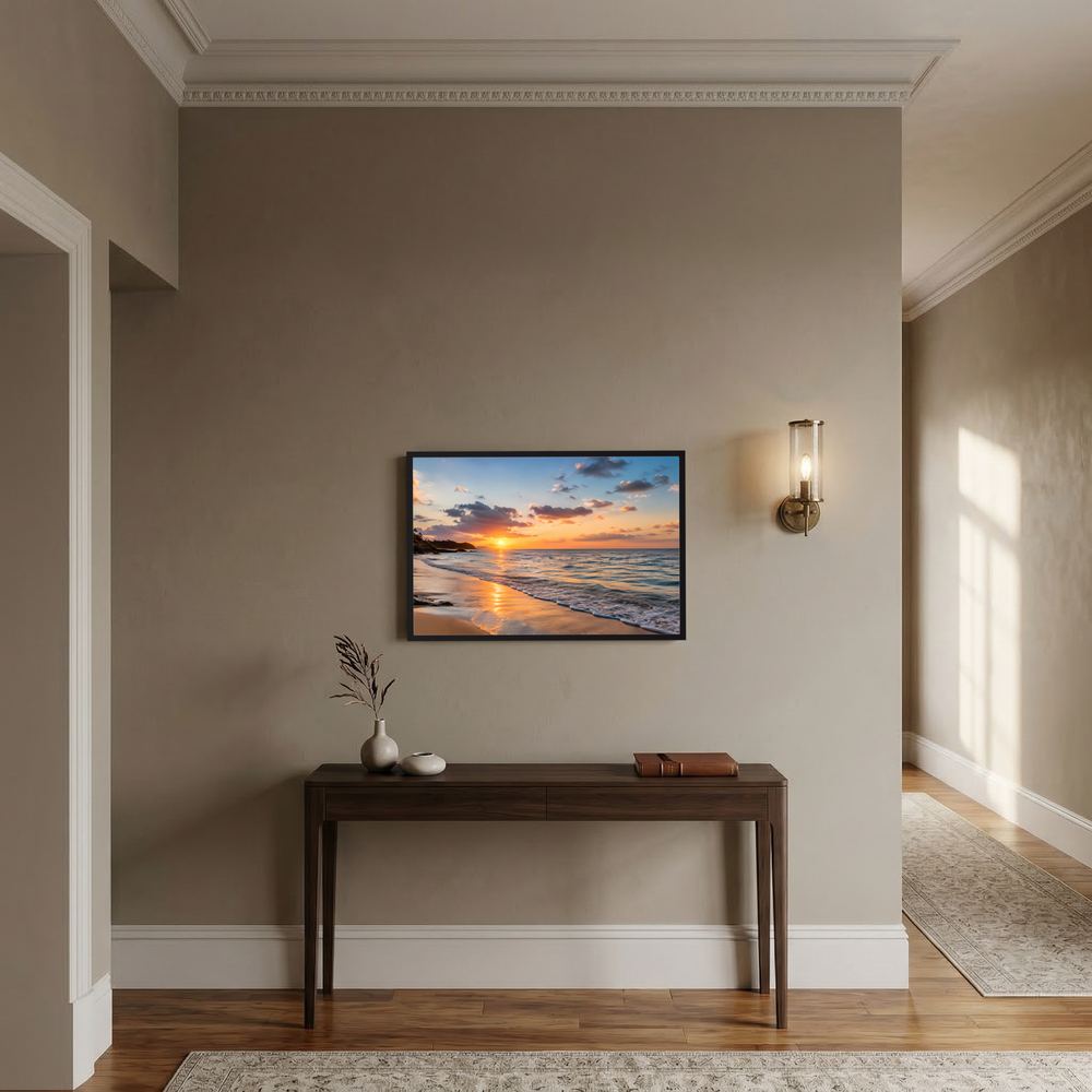 Querformat-Poster mit Sonnenuntergang am Strand und ruhigem Meer im Gold-Blau, gerahmt