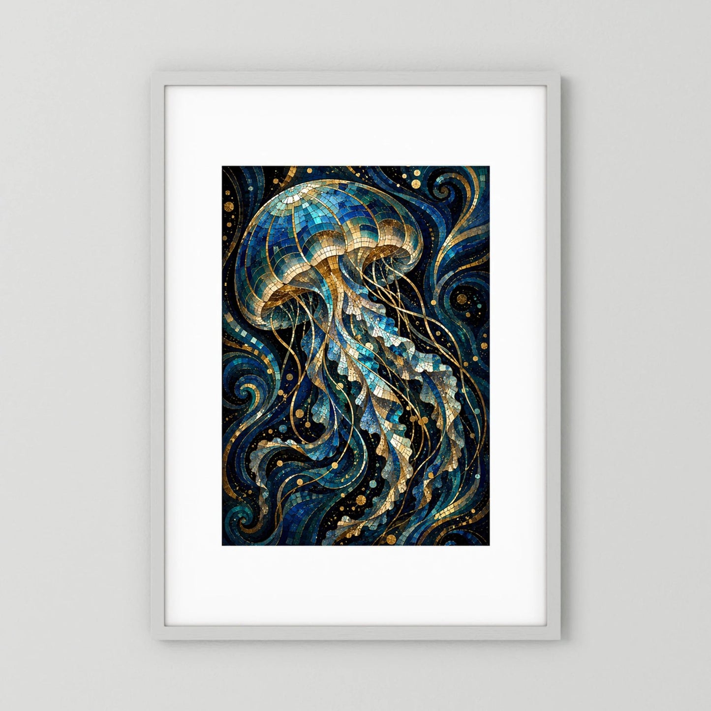 Gerahmtes Poster mit Quallen-Mosaik in Blau und Gold, hochformatig