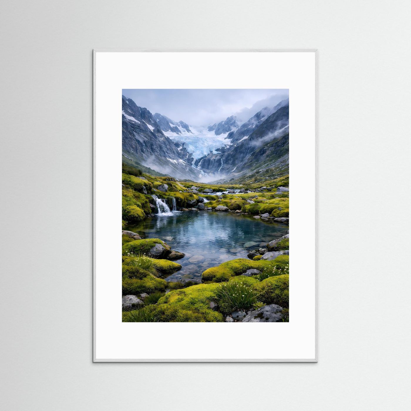 Naturposter: Gletscherbach und Mooslandschaft im grauen Rahmen, Hochformat.
