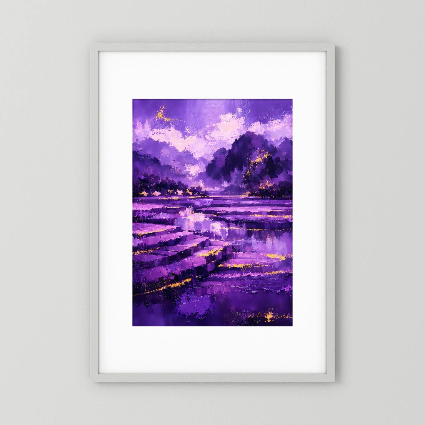 Hochformat-Poster mit abstrakter lila Bergwelt und goldenen Lichtakzenten im Rahmen