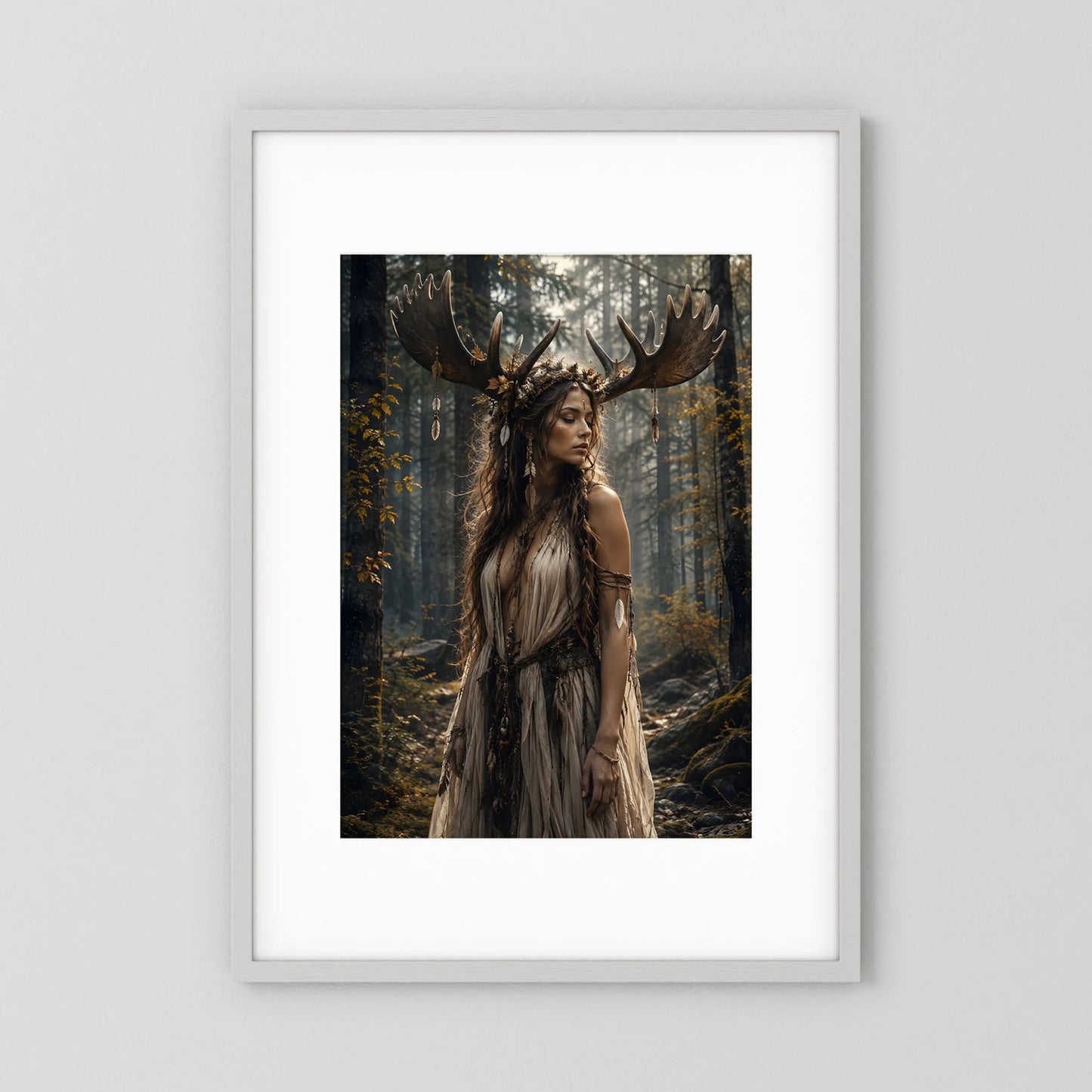 Hochformat-Poster mit Fantasy-Frau und Geweih im dunklen Wald